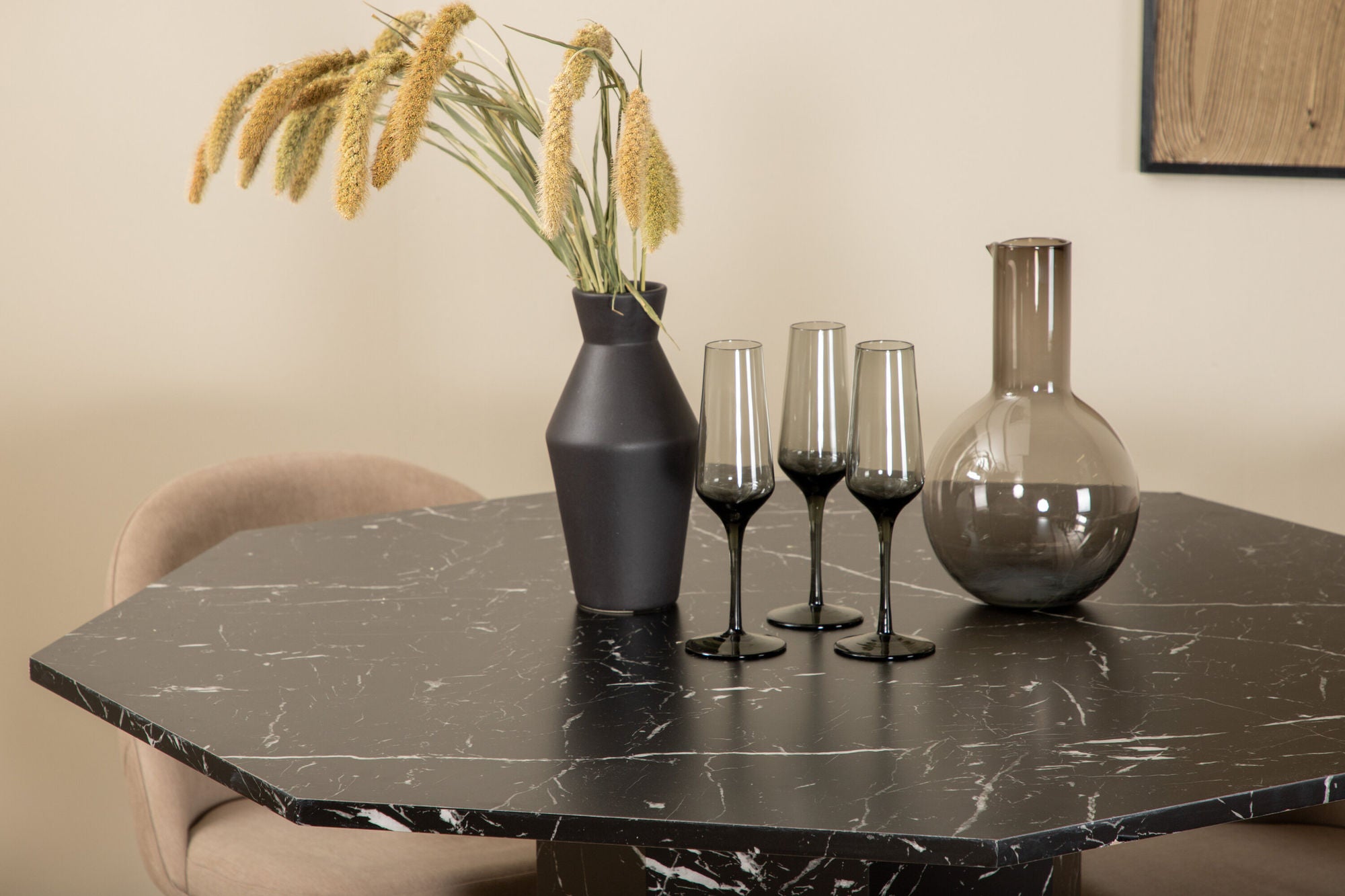 Venture Home Marbs rund spisebord - Black / Black Glass Marble+Velvet Stitches stol - Black / Beige Fabric (Polyester linen )_4