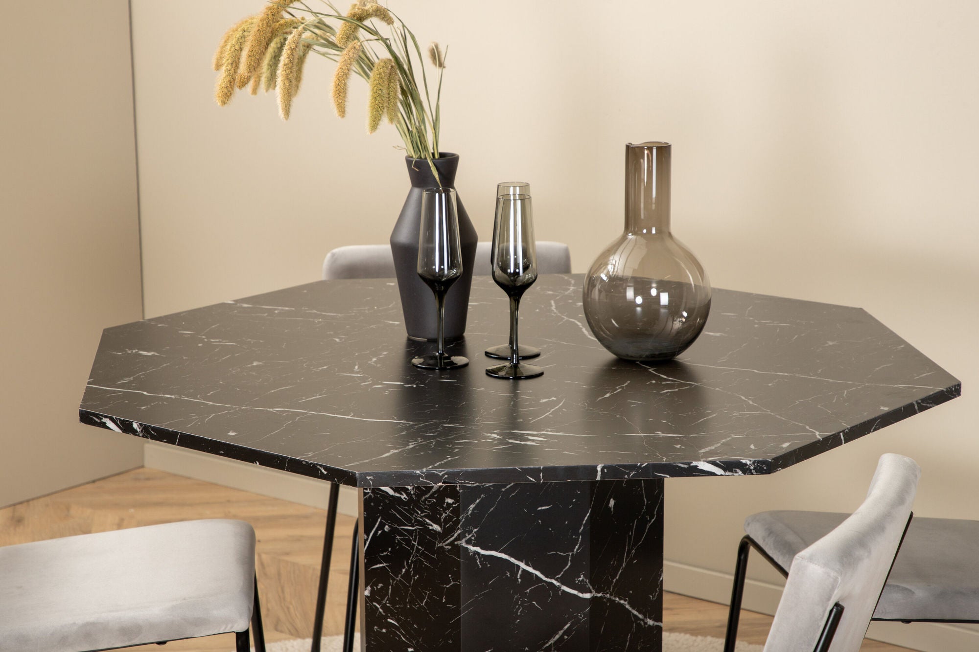 Venture Home Marbs rund spisebord - Black / Black Glass Marble+Kenth stol - Black / Light Grey Velvet_4
