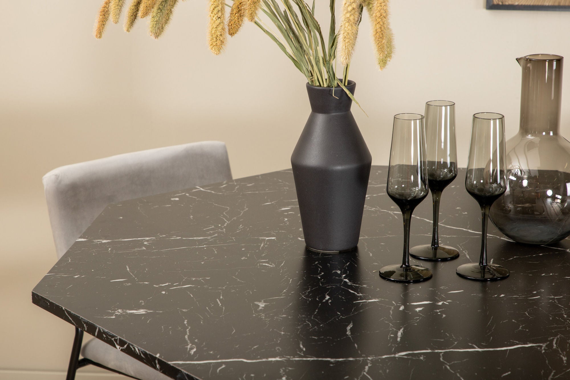 Venture Home Marbs rund spisebord - Black / Black Glass Marble+Kenth stol - Black / Light Grey Velvet_4