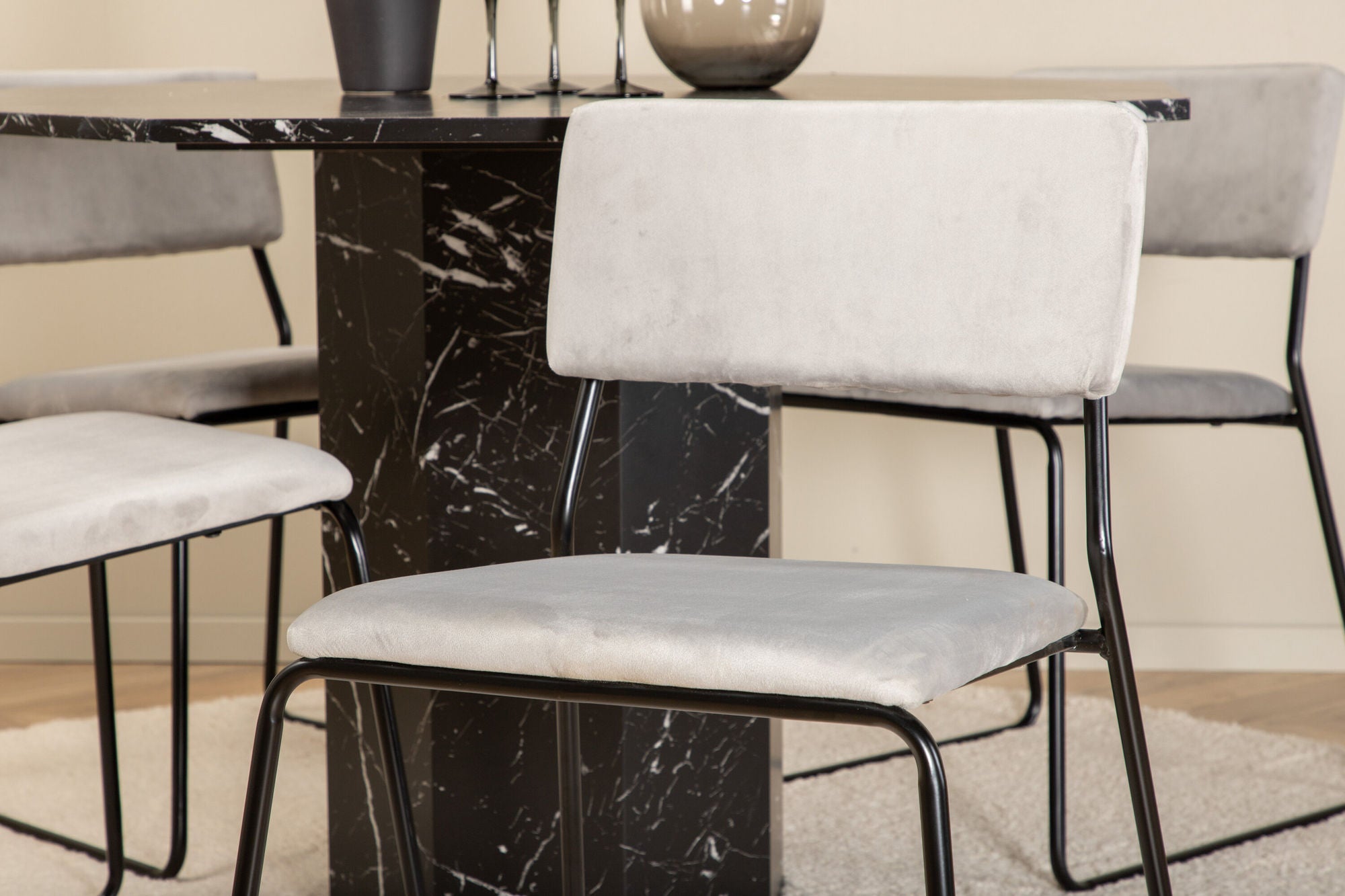 Venture Home Marbs rund spisebord - Black / Black Glass Marble+Kenth stol - Black / Light Grey Velvet_4