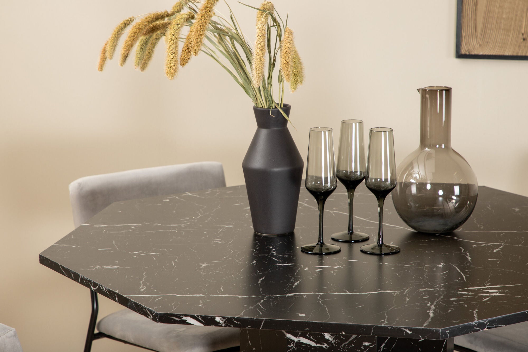 Venture Home Marbs rund spisebord - Black / Black Glass Marble+Kenth stol - Black / Light Grey Velvet_4