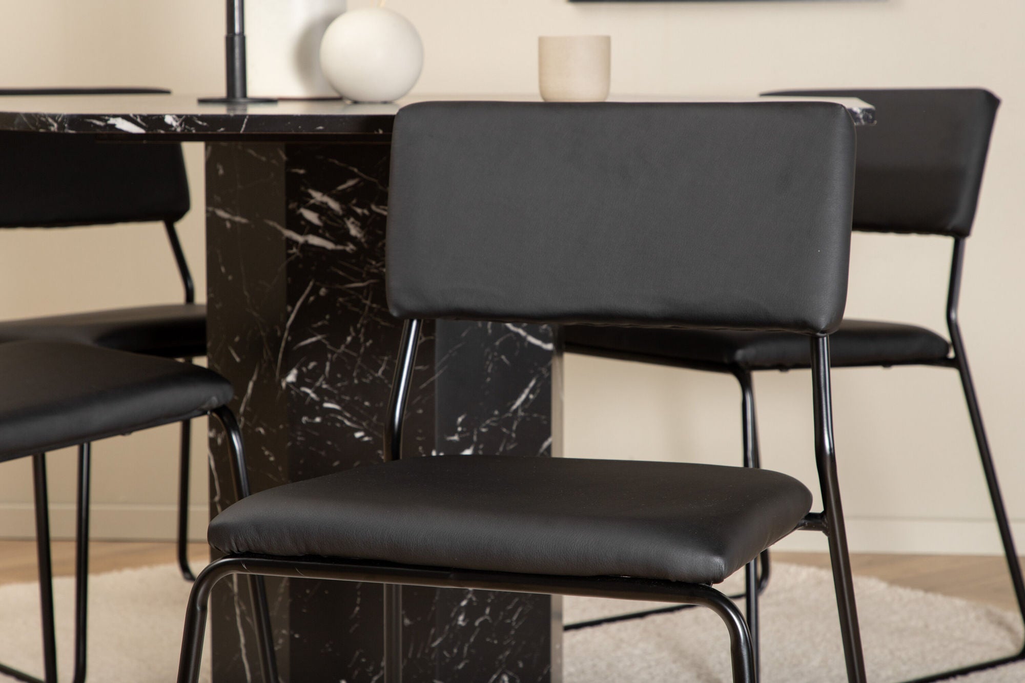 Venture Home Marbs rund spisebord - Black / Black Glass Marble+Kenth stol - Black / Black PU_4