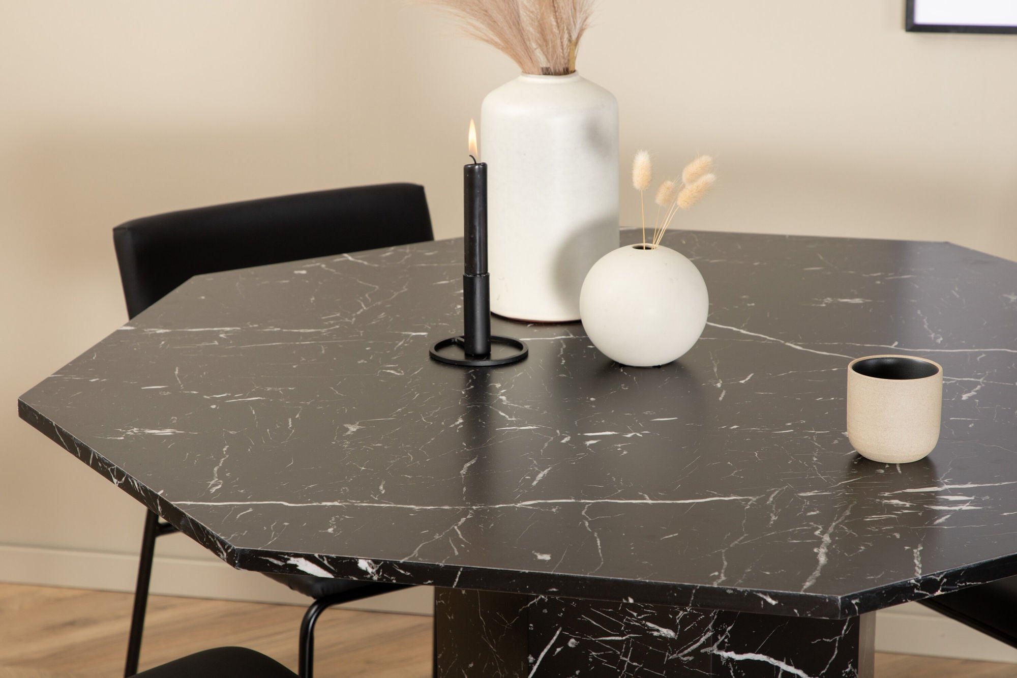 Venture Home Marbs rund spisebord - Black / Black Glass Marble+Kenth stol - Black / Black PU_4