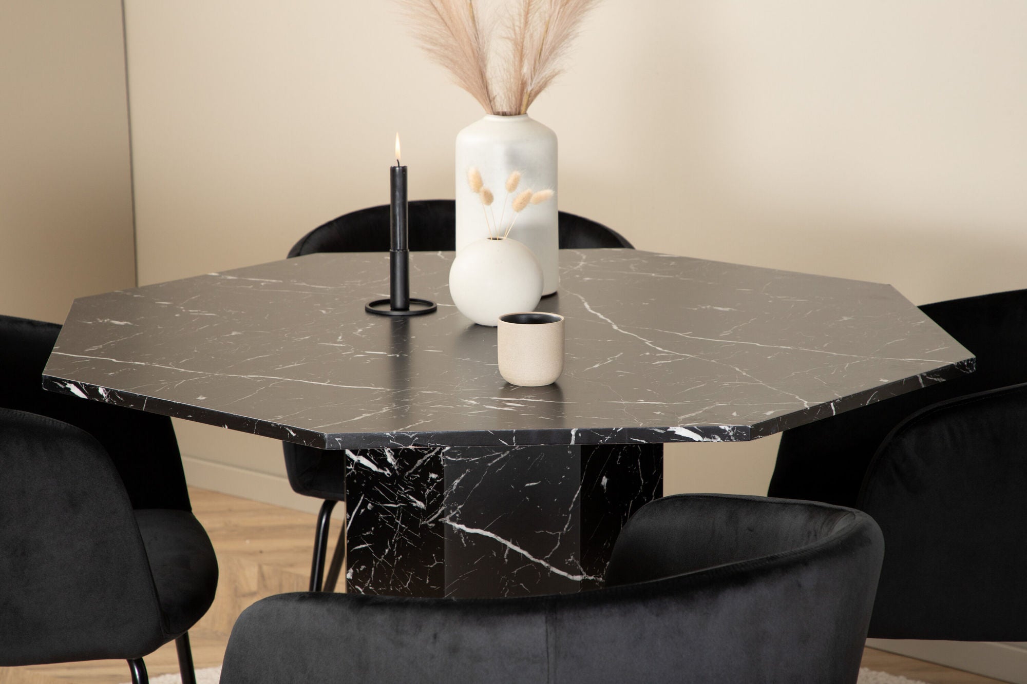 Venture Home Marbs rund spisebord - Black / Black Glass Marble+Berit stol - Black / Black Velvet_4