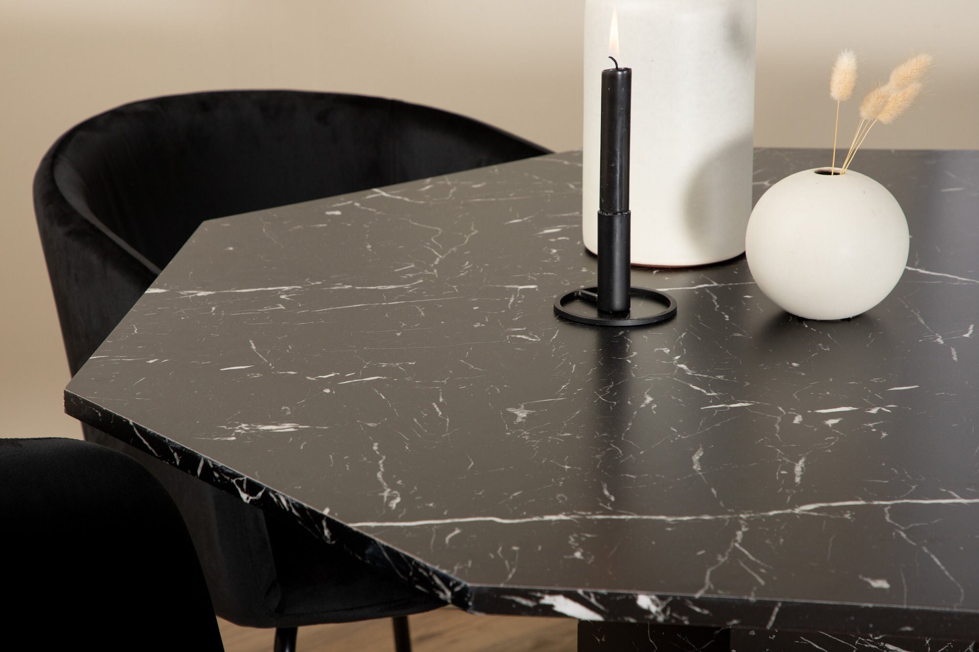 Venture Home Marbs rund spisebord - Black / Black Glass Marble+Berit stol - Black / Black Velvet_4