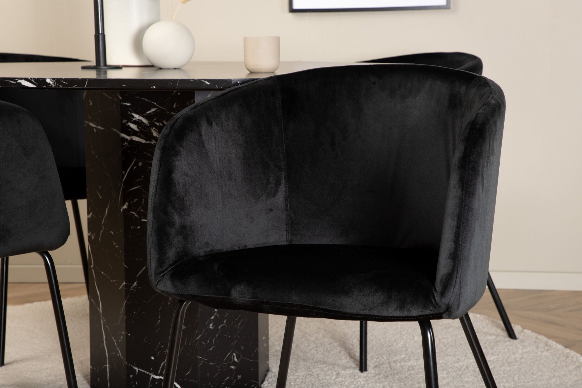Venture Home Marbs rund spisebord - Black / Black Glass Marble+Berit stol - Black / Black Velvet_4