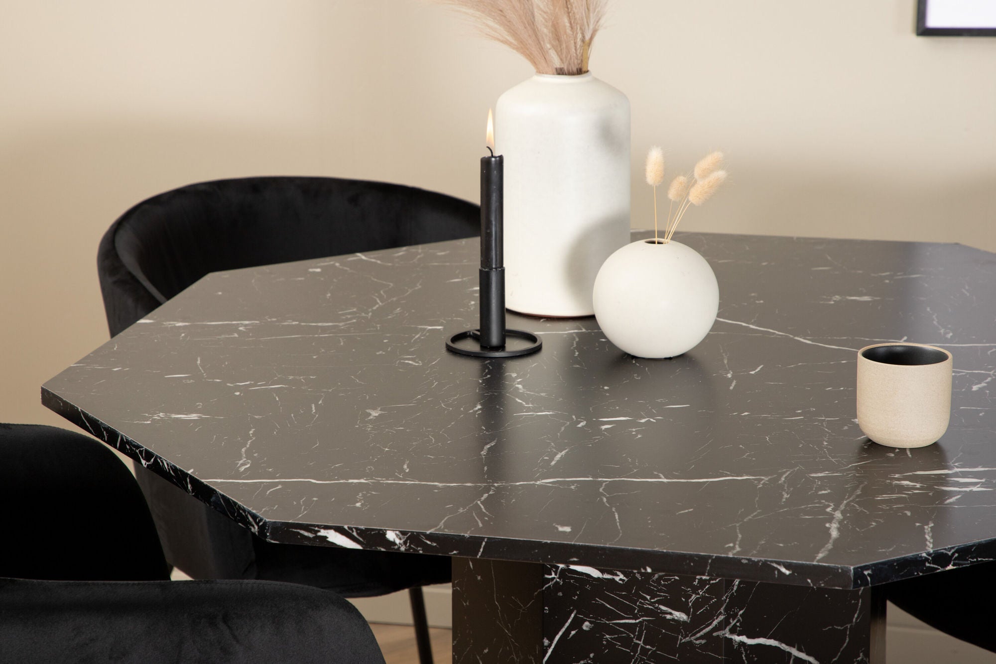 Venture Home Marbs rund spisebord - Black / Black Glass Marble+Berit stol - Black / Black Velvet_4
