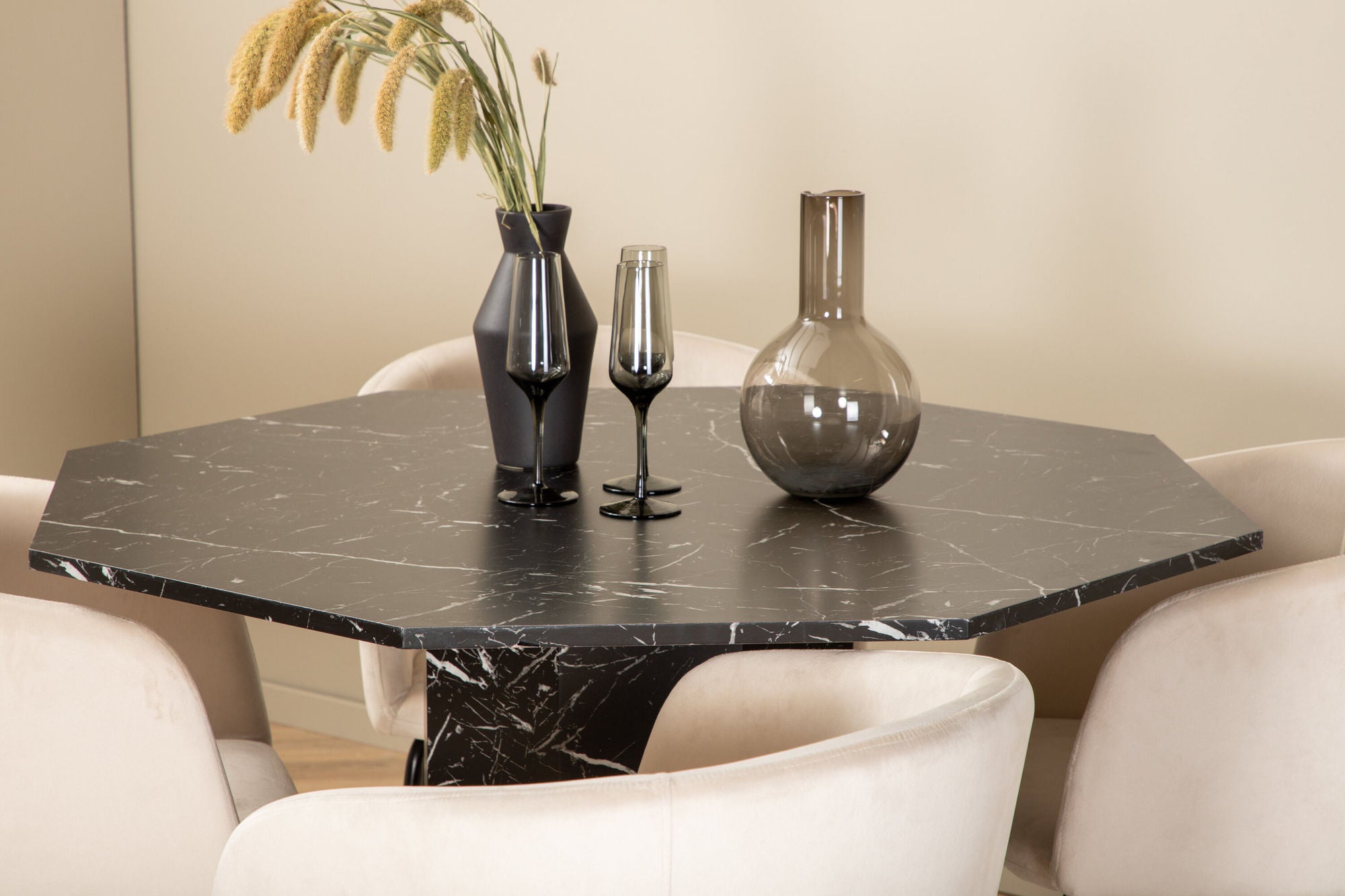 Venture Home Marbs rund spisebord - Black / Black Glass Marble+Berit stol - Black / Beige Velvet_4