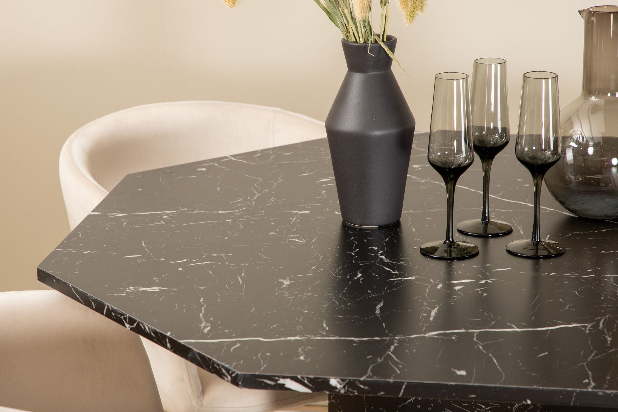 Venture Home Marbs rund spisebord - Black / Black Glass Marble+Berit stol - Black / Beige Velvet_4