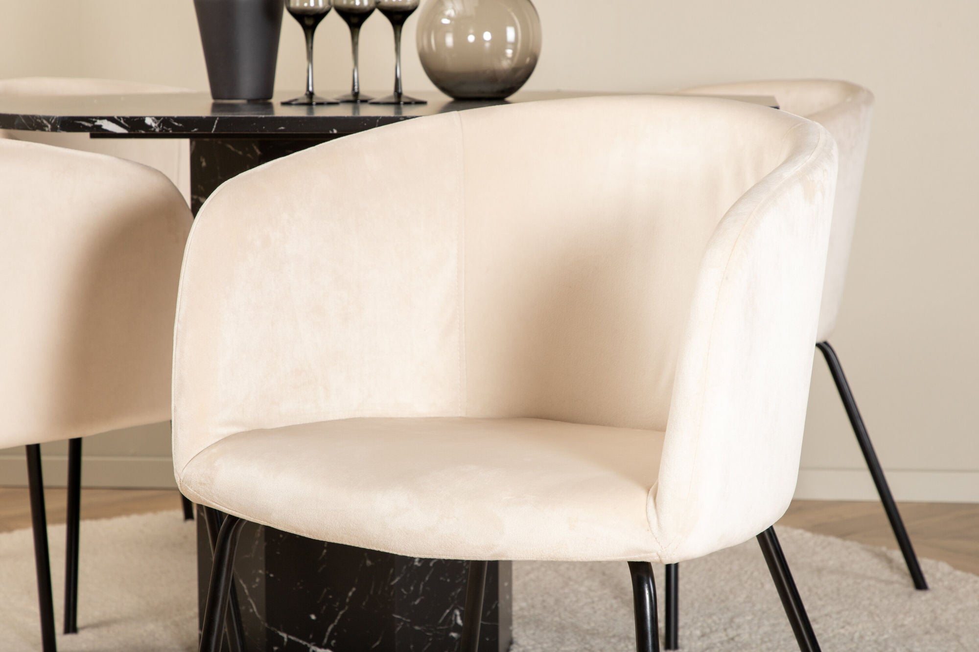 Venture Home Marbs rund spisebord - Black / Black Glass Marble+Berit stol - Black / Beige Velvet_4