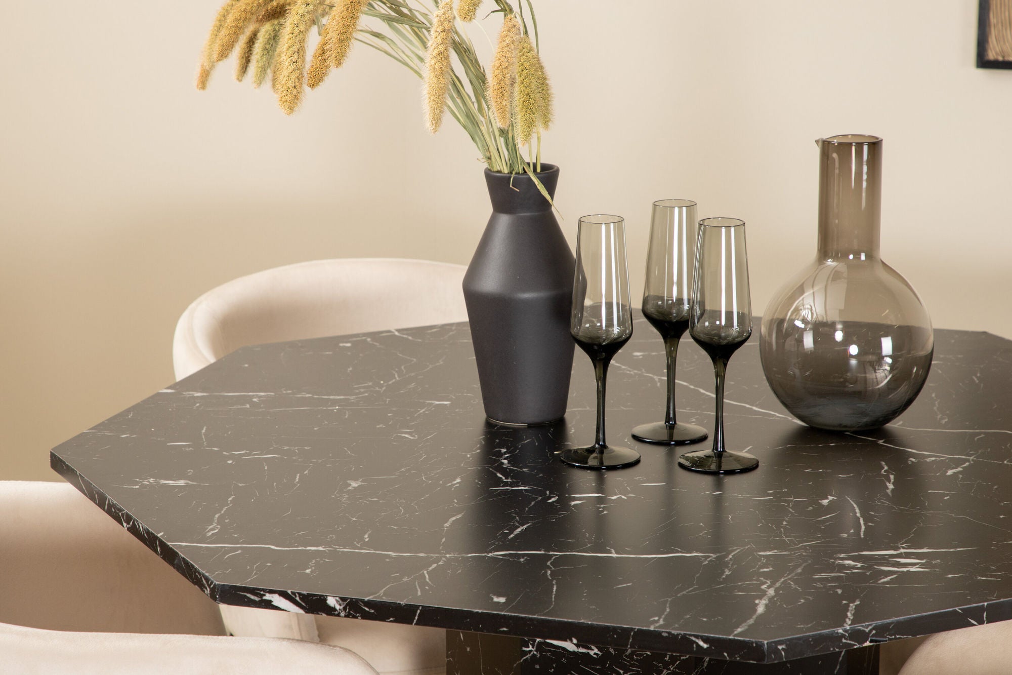 Venture Home Marbs rund spisebord - Black / Black Glass Marble+Berit stol - Black / Beige Velvet_4