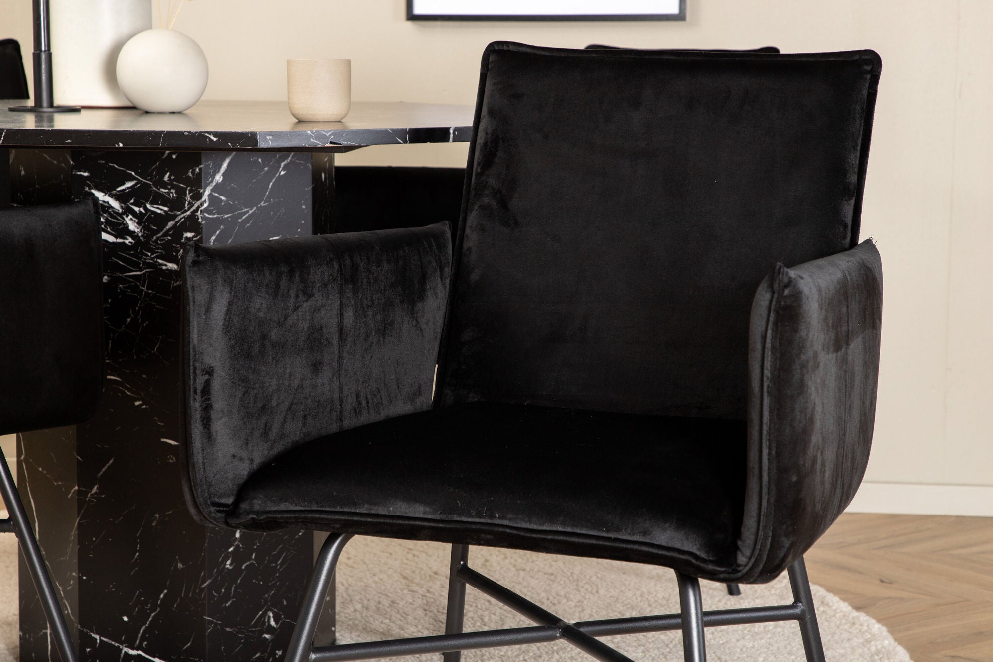 Venture Home Marbs rund spisebord - Black / Black Glass Marble+Petra stol - Black / Black Velvet_4