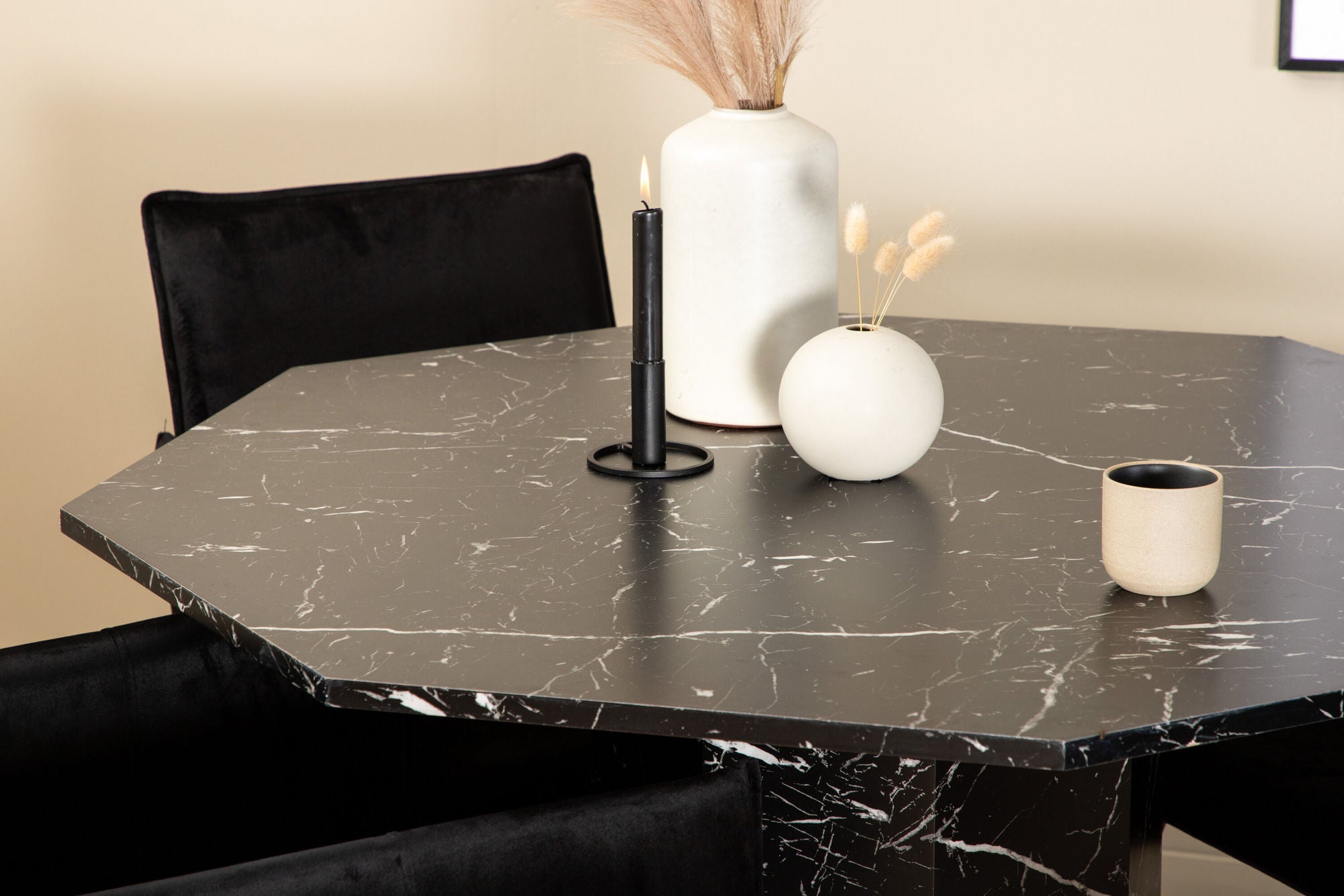 Venture Home Marbs rund spisebord - Black / Black Glass Marble+Petra stol - Black / Black Velvet_4
