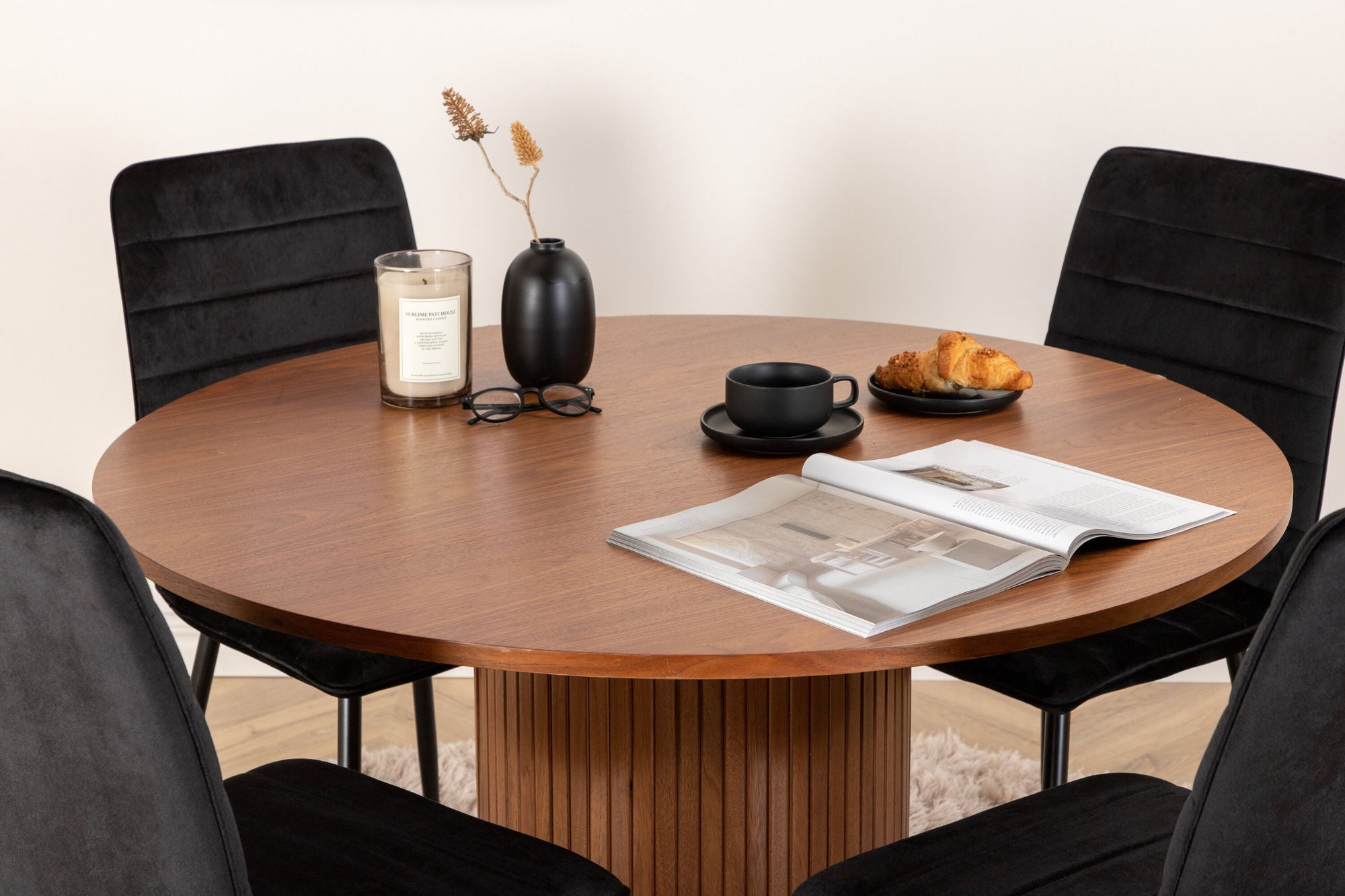 Venture Home Bianca rund spisebord - Walnut / Black Veneer+Windu Lyx stol - Black / Black Velvet_4