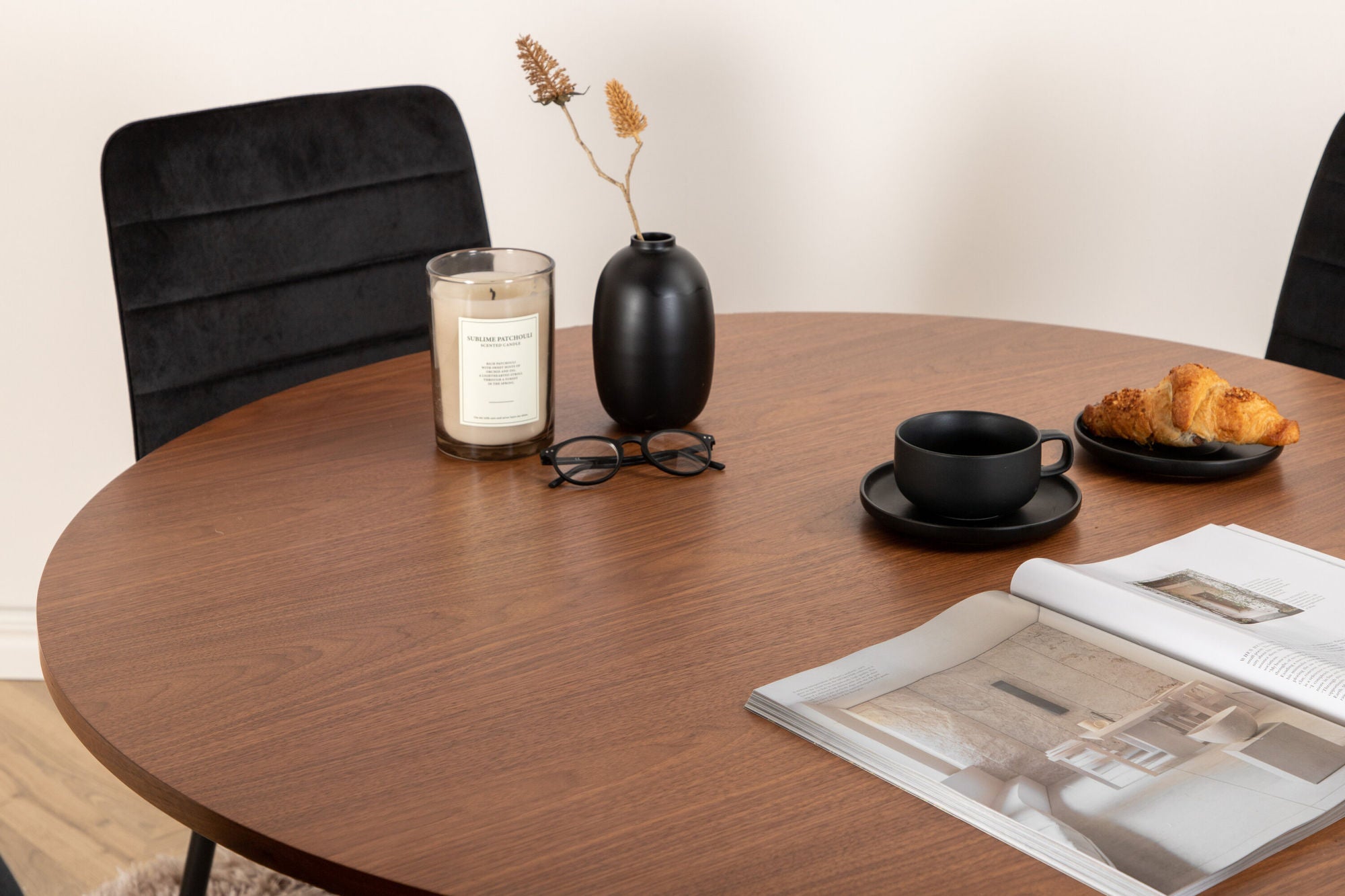 Venture Home Bianca rund spisebord - Walnut / Black Veneer+Windu Lyx stol - Black / Black Velvet_4