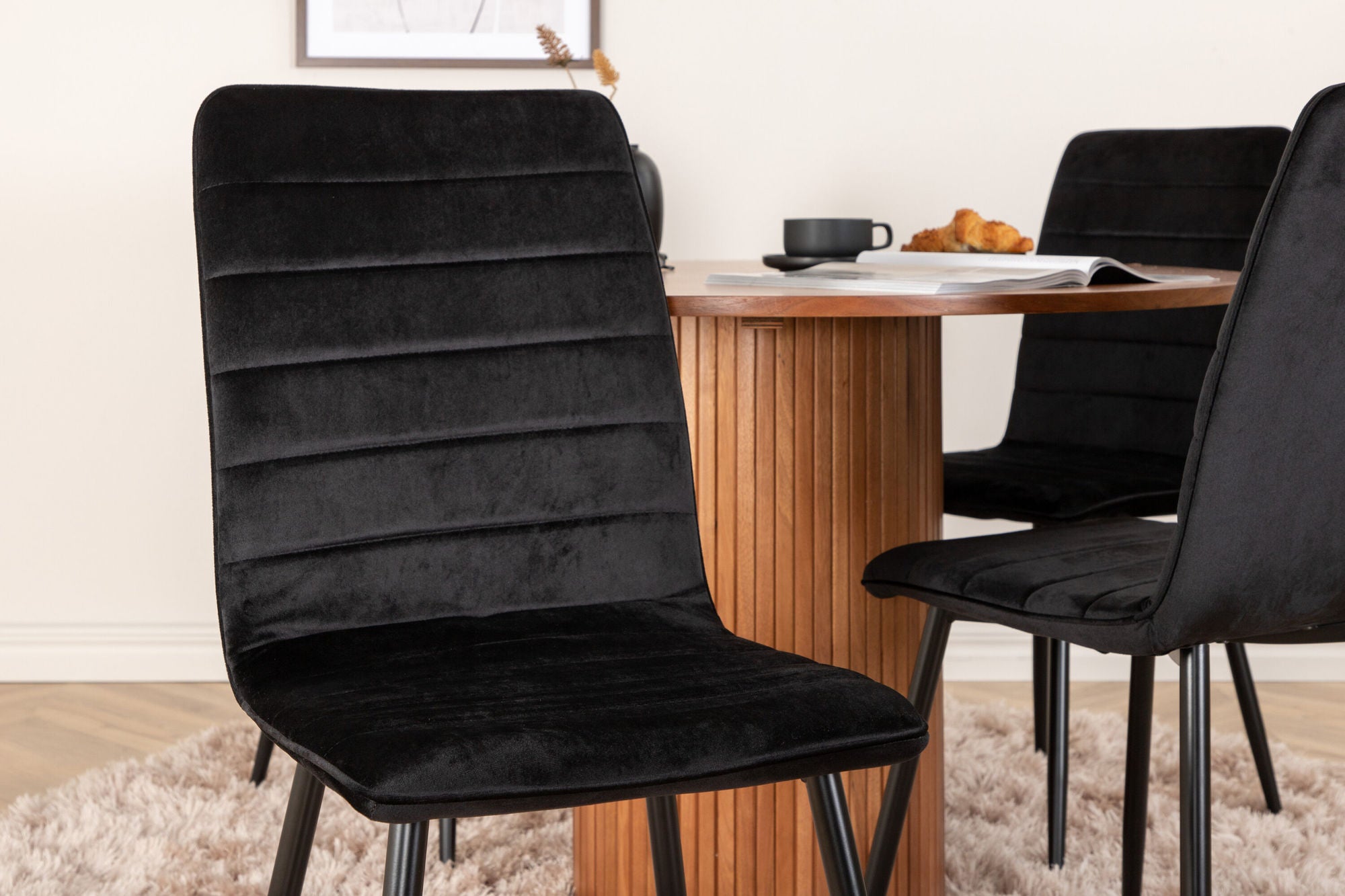 Venture Home Bianca rund spisebord - Walnut / Black Veneer+Windu Lyx stol - Black / Black Velvet_4