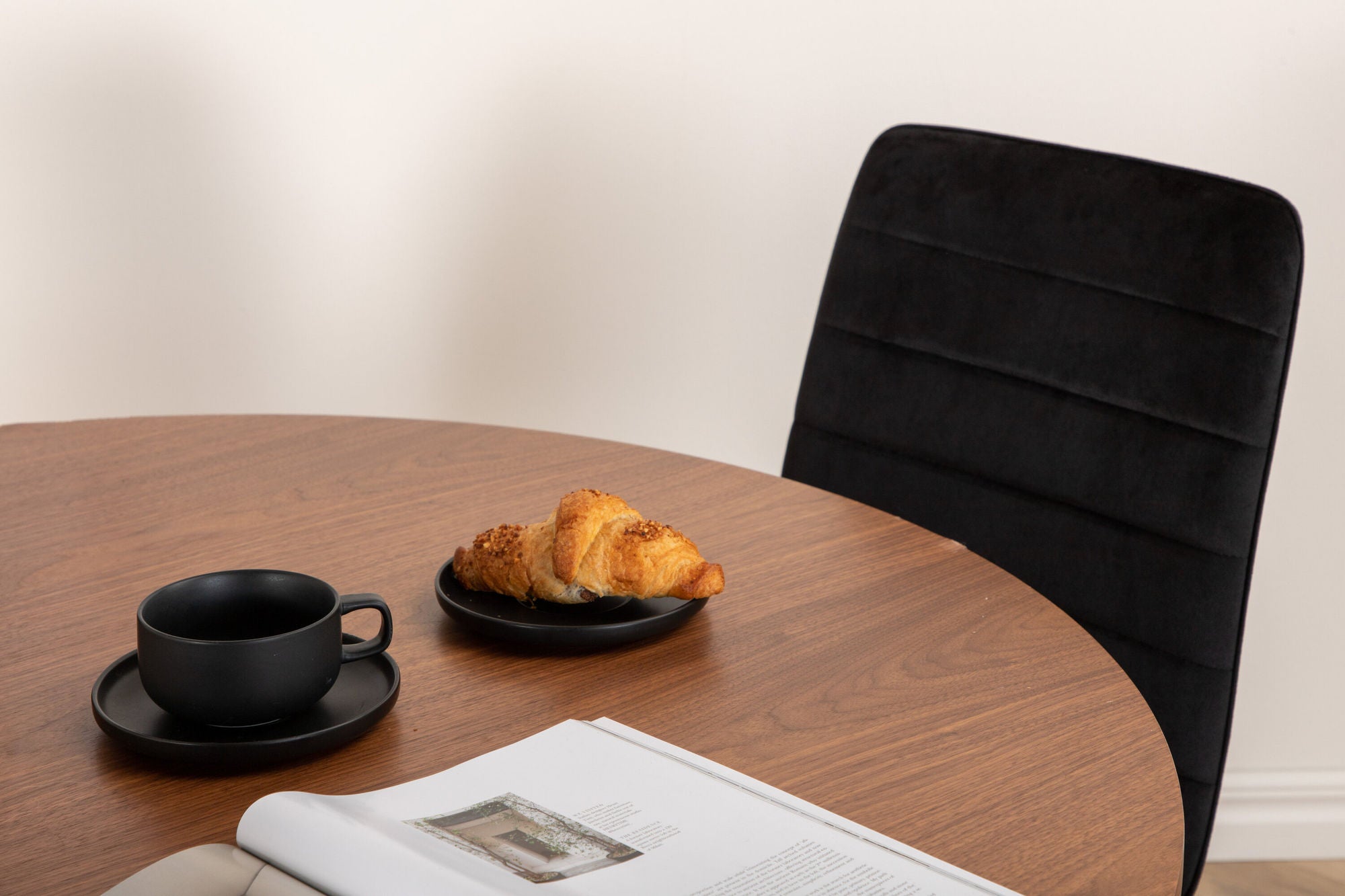 Venture Home Bianca rund spisebord - Walnut / Black Veneer+Windu Lyx stol - Black / Black Velvet_4