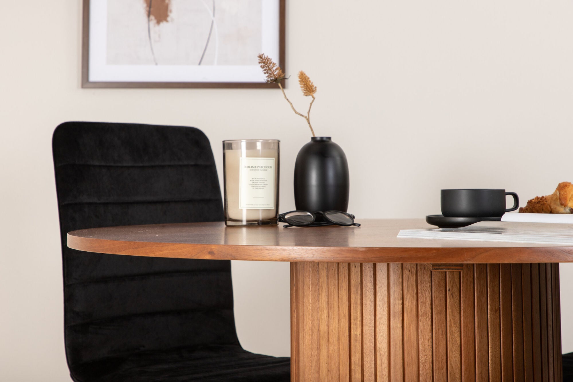 Venture Home Bianca rund spisebord - Walnut / Black Veneer+Windu Lyx stol - Black / Black Velvet_4
