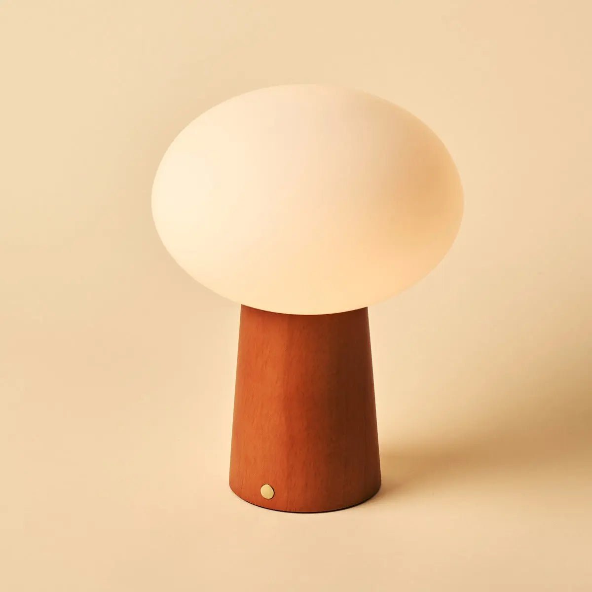 Max Chestnut Brown genopladelig træ bordlampe