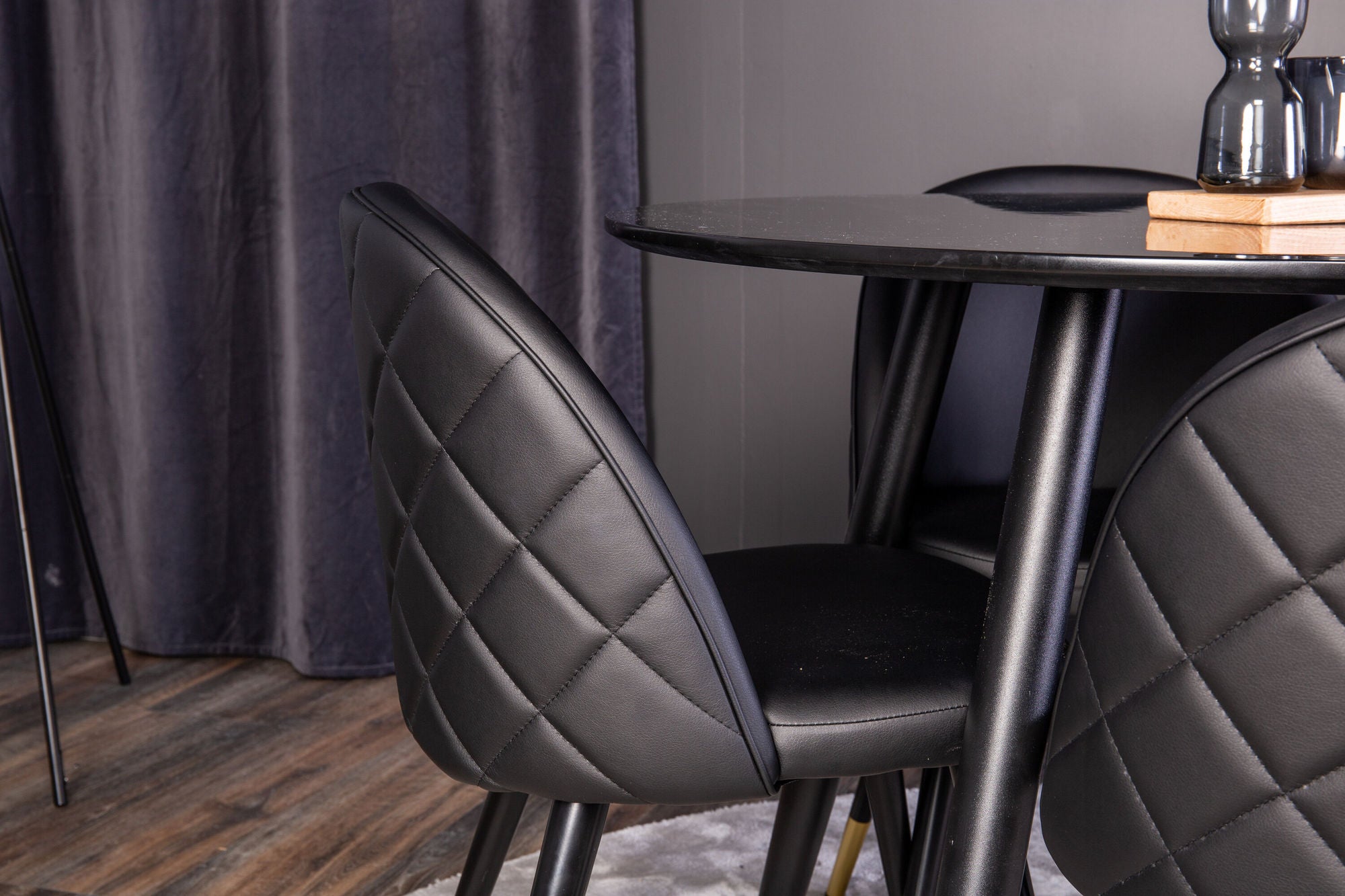Venture Home Plaza Runt Matbord - Svart / Svart - ø100*H75 +Velvet dining chair brass w. stiches in back - Black / PU _4