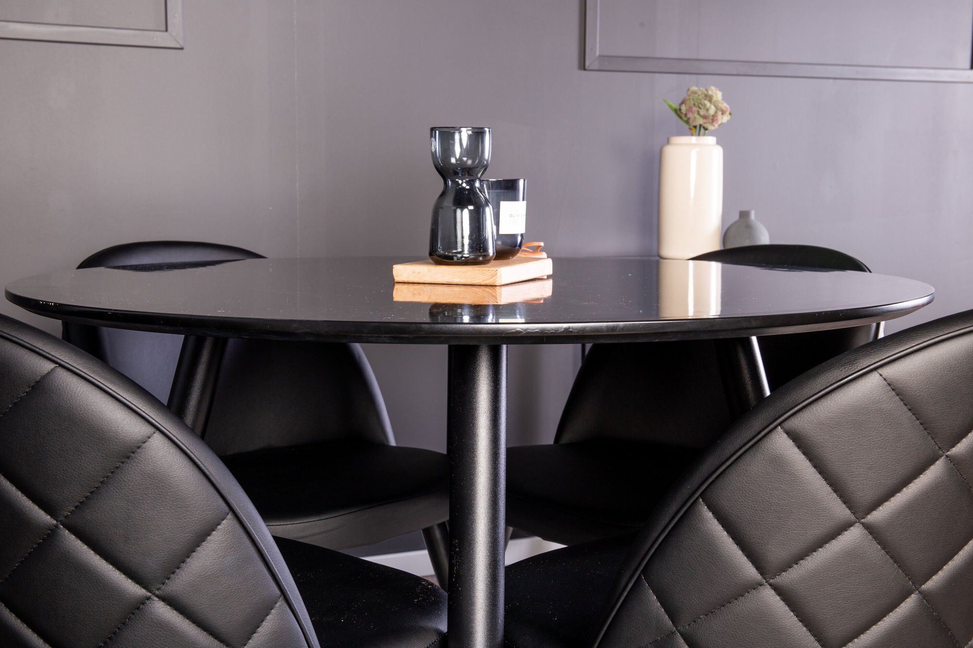Venture Home Plaza Runt Matbord - Svart / Svart - ø100*H75 +Velvet dining chair brass w. stiches in back - Black / PU _4
