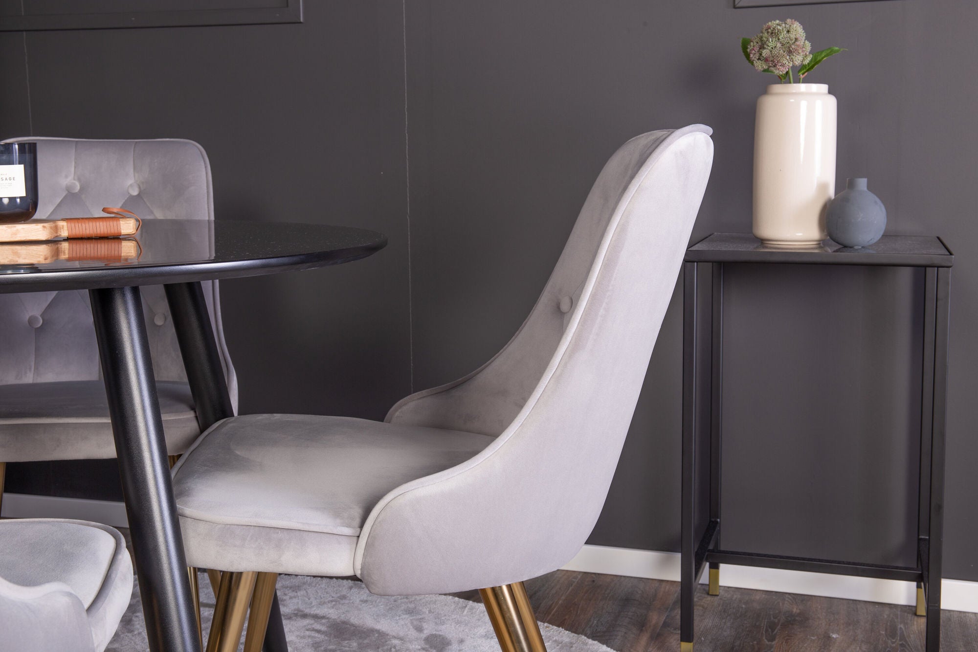 Venture Home Plaza Runt Matbord - Svart / Svart - ø100*H75 +Velvet Deluxe Spisebordsstol - Brushed brass leg / Light Grey Velvet _4