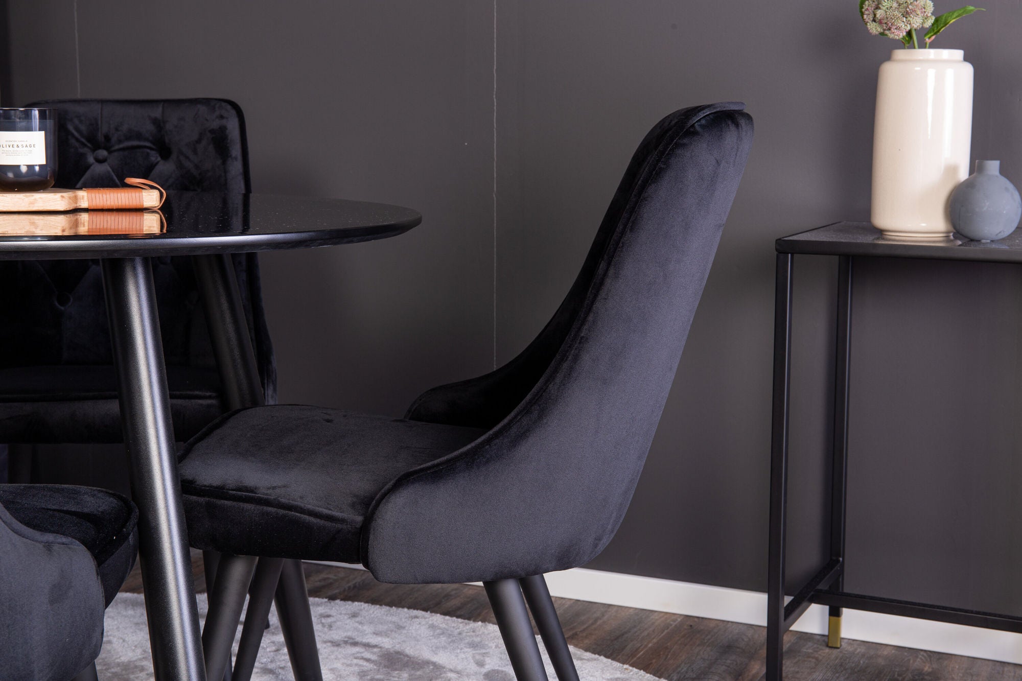 Venture Home Plaza Runt Matbord - Svart / Svart - ø100*H75 +Velvet Deluxe Spisebordsstol - Black legs / Black velvet _4