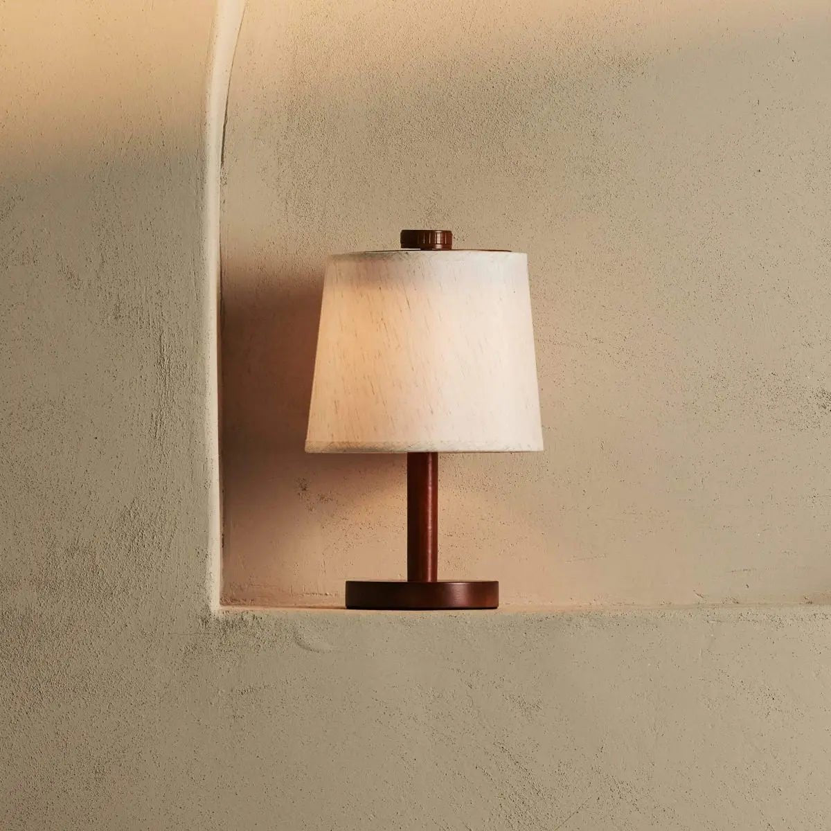 Rover Chestnut Brown genopladelig træ bordlampe