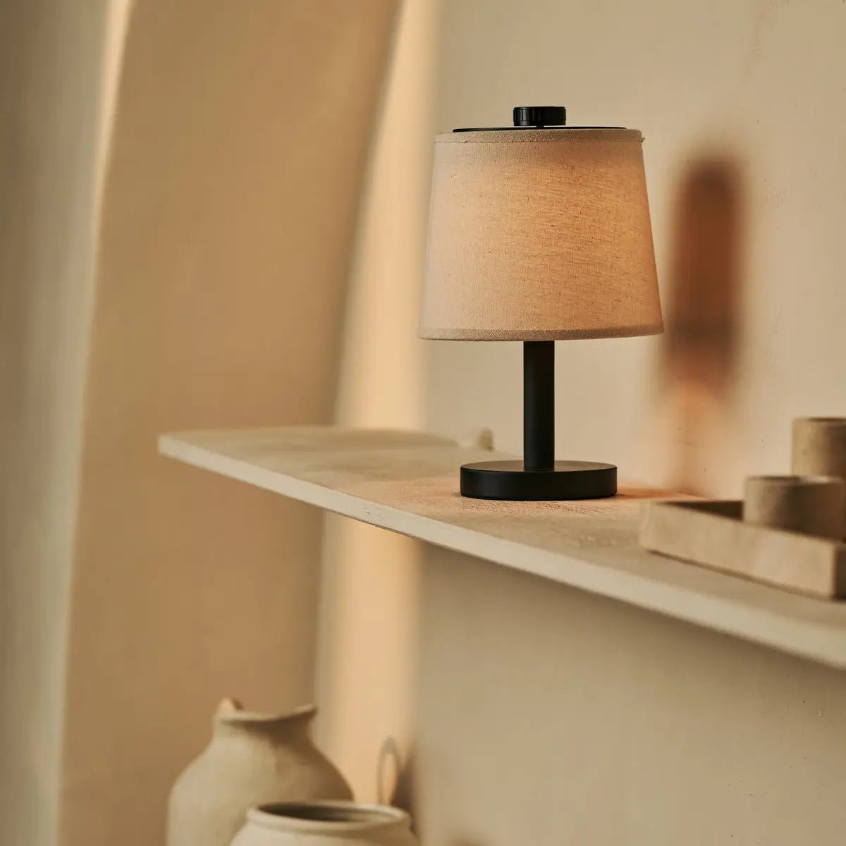 Rover sort genopladelig træ bordlampe