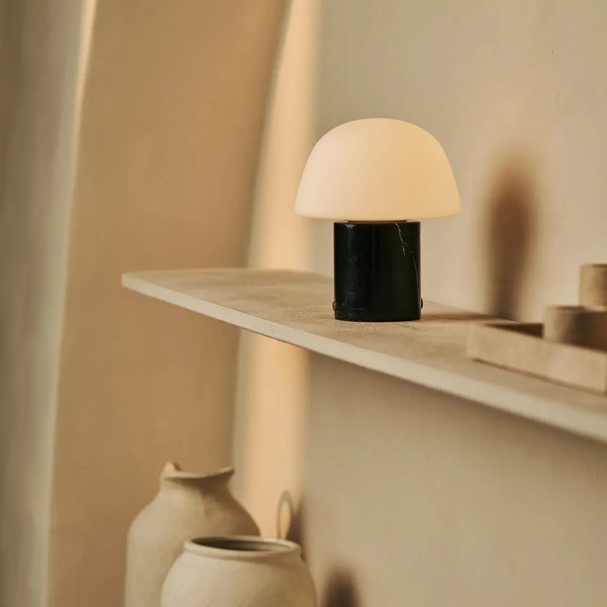 Maes Black – Nero Marquina Marmor genopladelig bordlampe
