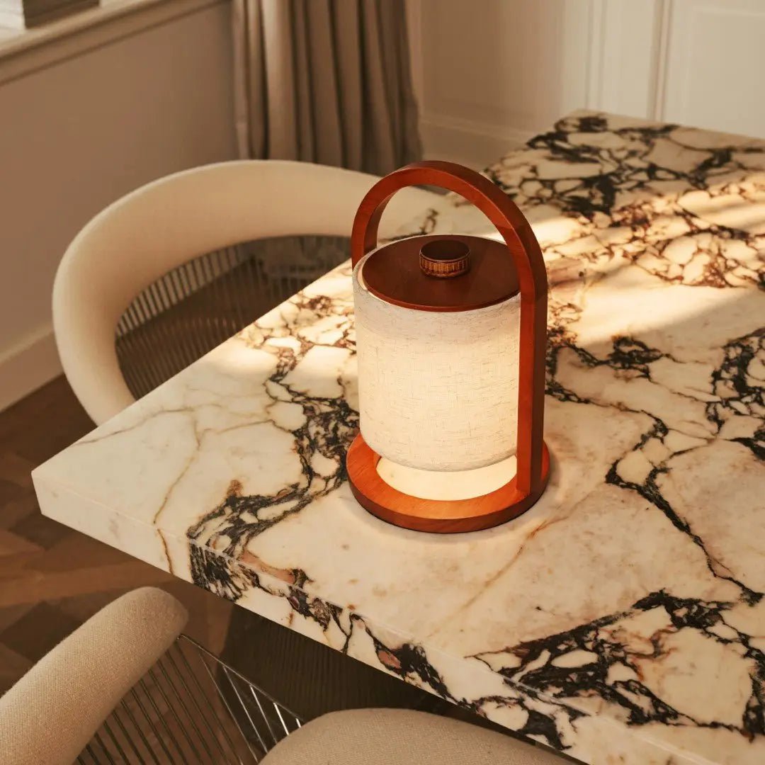 River Chestnut Brown genopladelig træ bordlampe