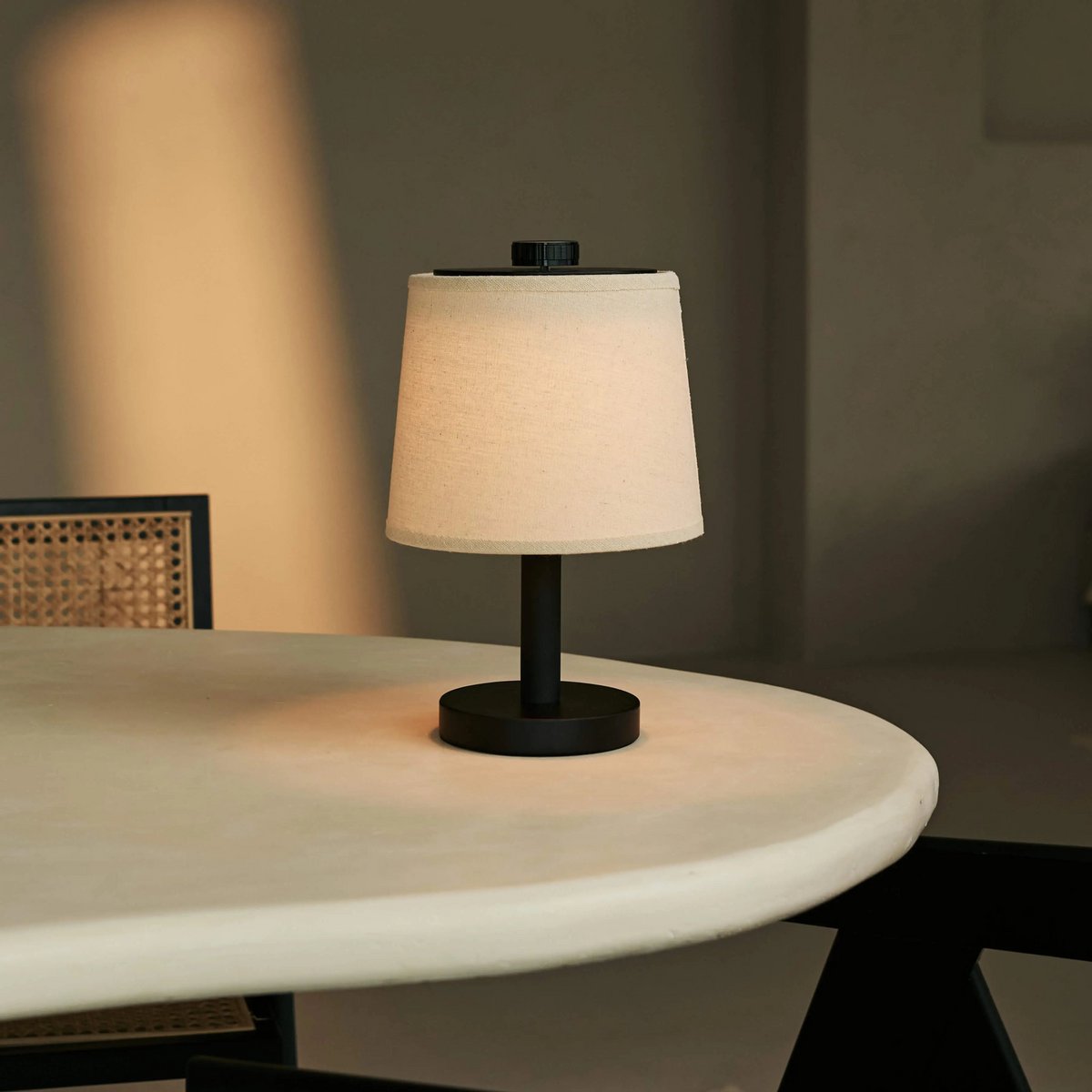 Rover sort genopladelig træ bordlampe