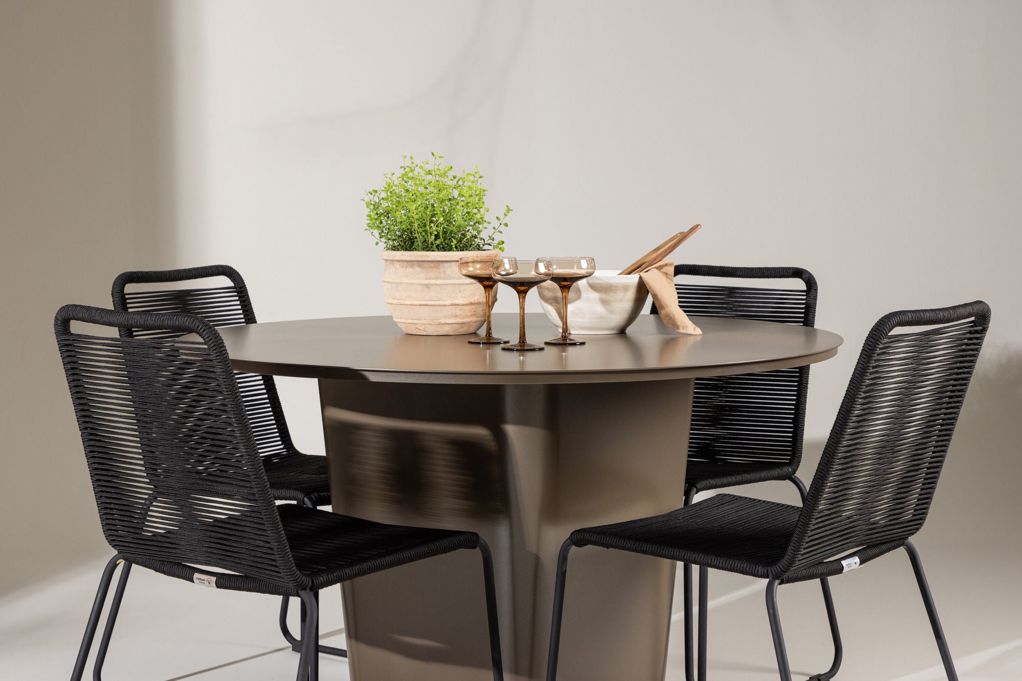 Venture Home Santa Fe spisebord ø120 - Roasty +Lindos Stacking stol - Black Alu / Black Rope _4