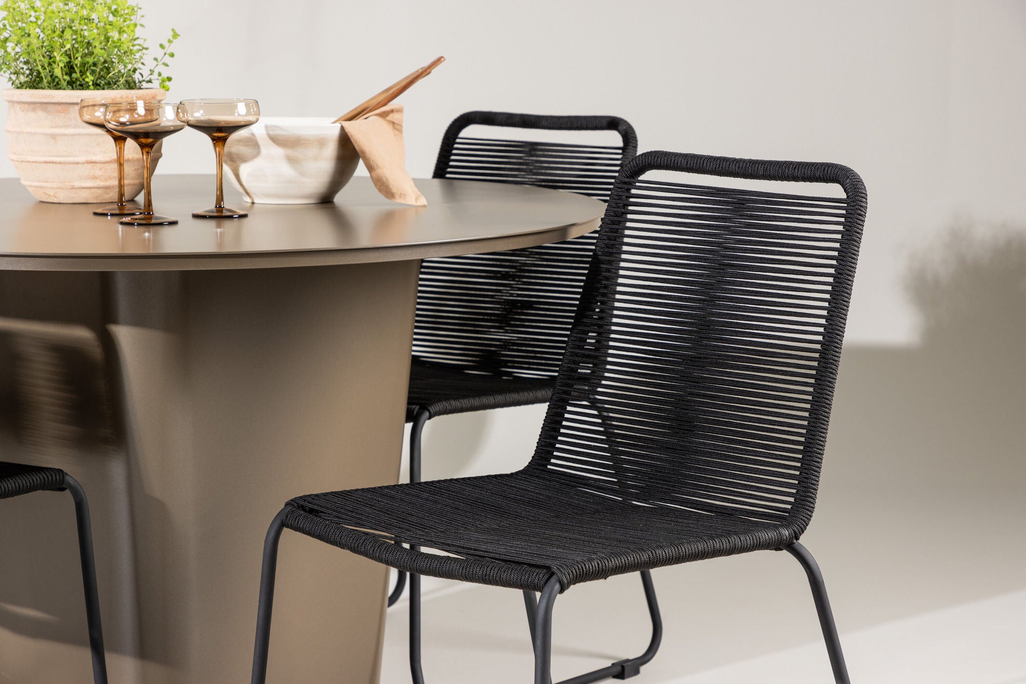 Venture Home Santa Fe spisebord ø120 - Roasty +Lindos Stacking stol - Black Alu / Black Rope _4