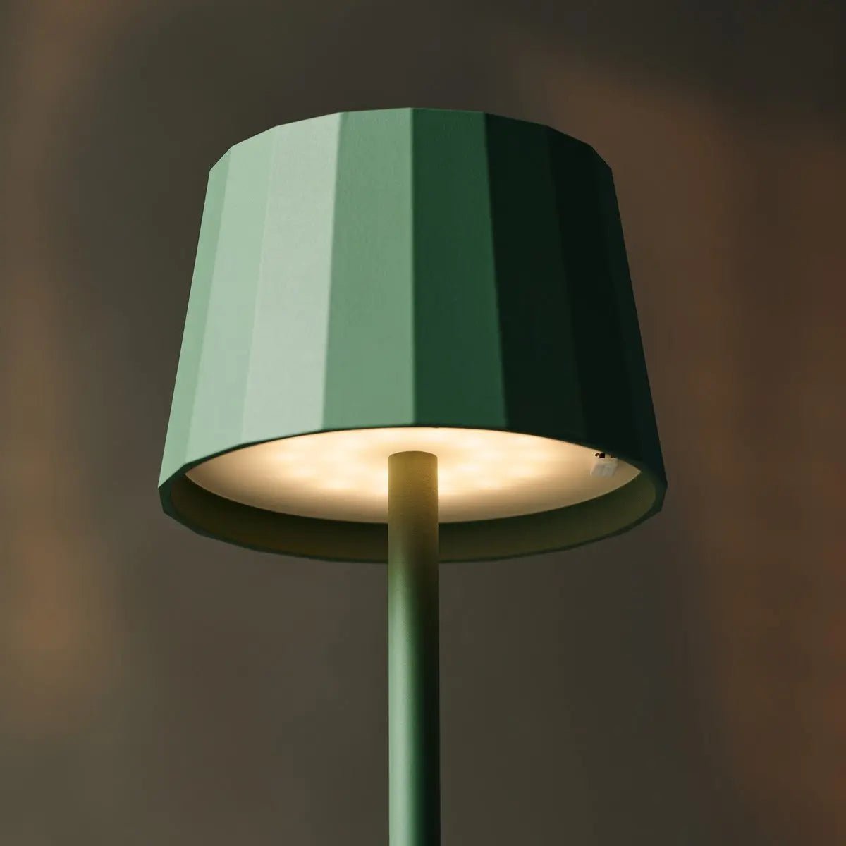 Wouter Sage Grøn genopladelig bordlampe
