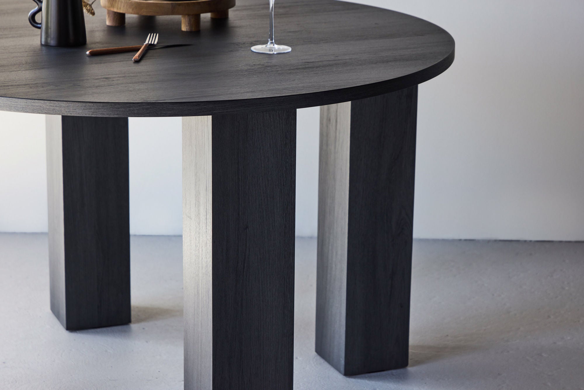 Venture Home Juno rund spisebord Ф120x75 cm - MDF with Black 3D Paper
