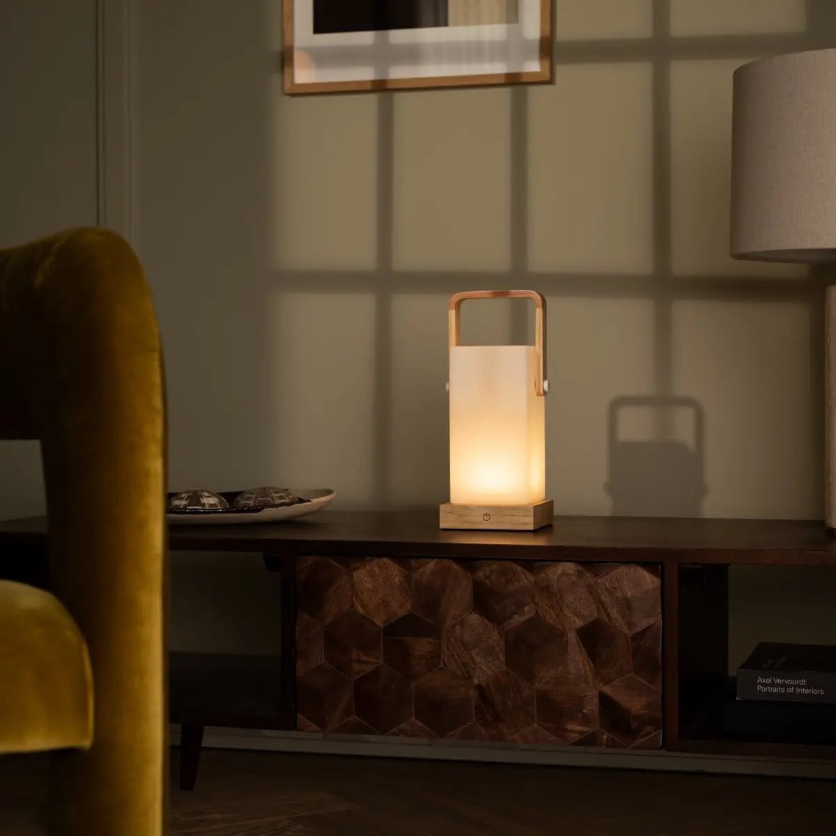Harper lysebrun genopladelig træ bordlampe
