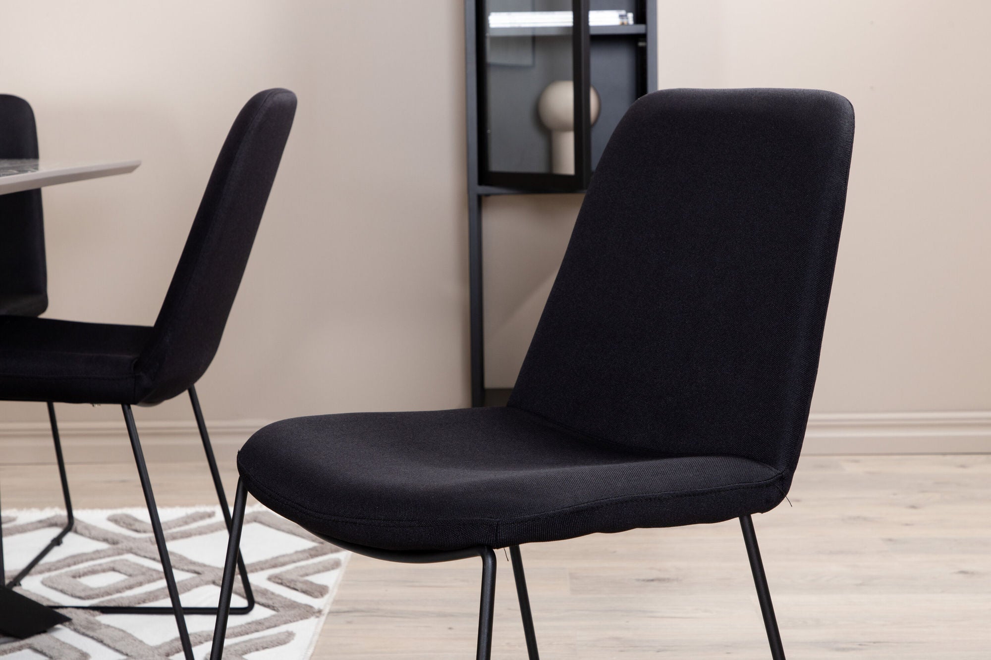 Venture Home Piazza spisebord , Black Grey Veneer+Muce Spisebordsstol , Black Legs , Black Fabric_6
