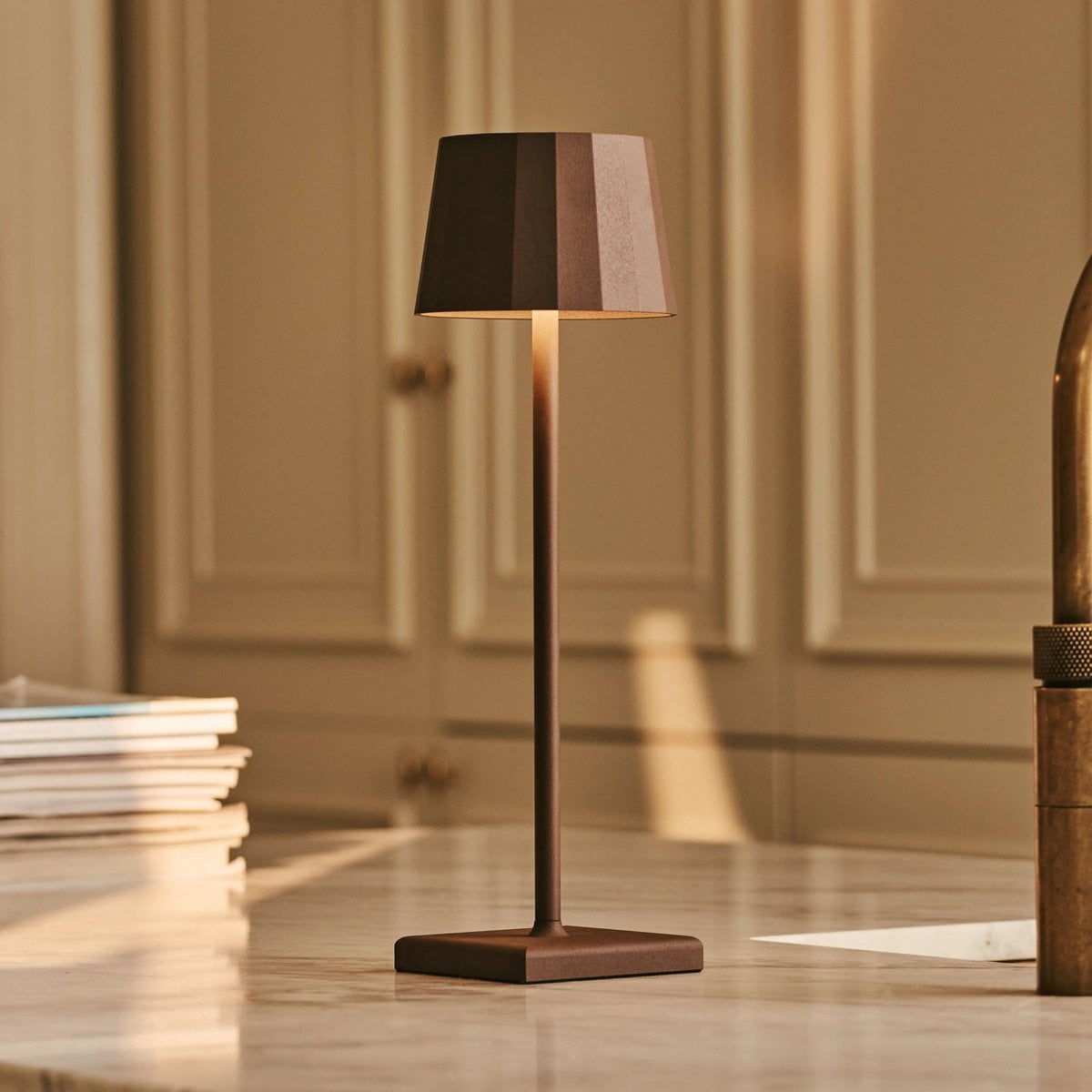 William Mocha Brown genopladelig bordlampe