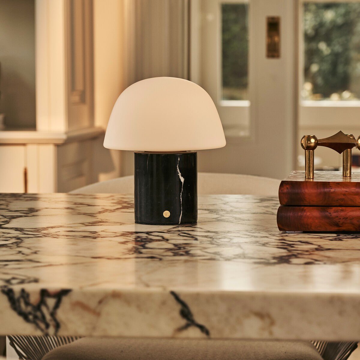 Maes Black – Nero Marquina Marmor genopladelig bordlampe