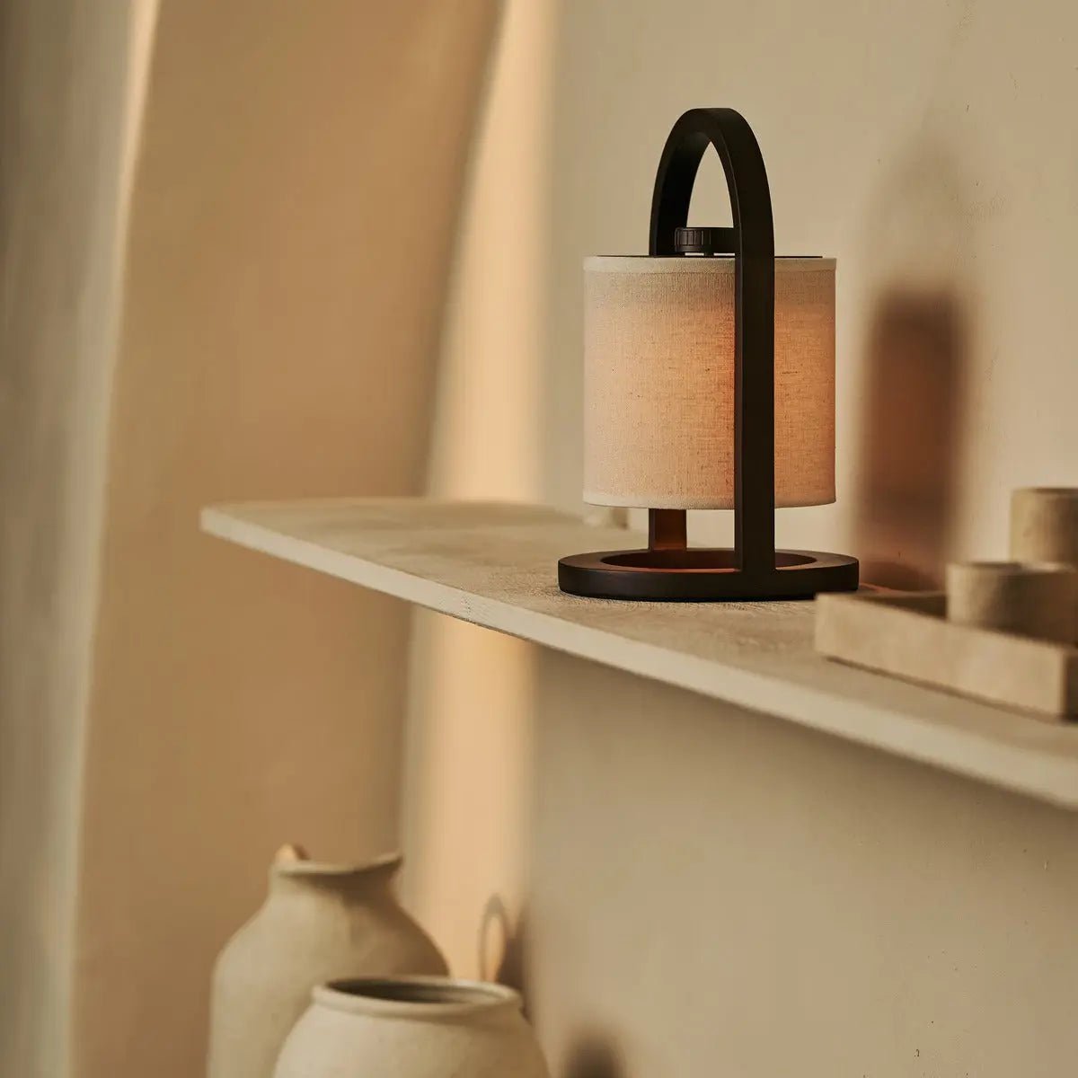 River Mørkebrun genopladelig træ bordlampe