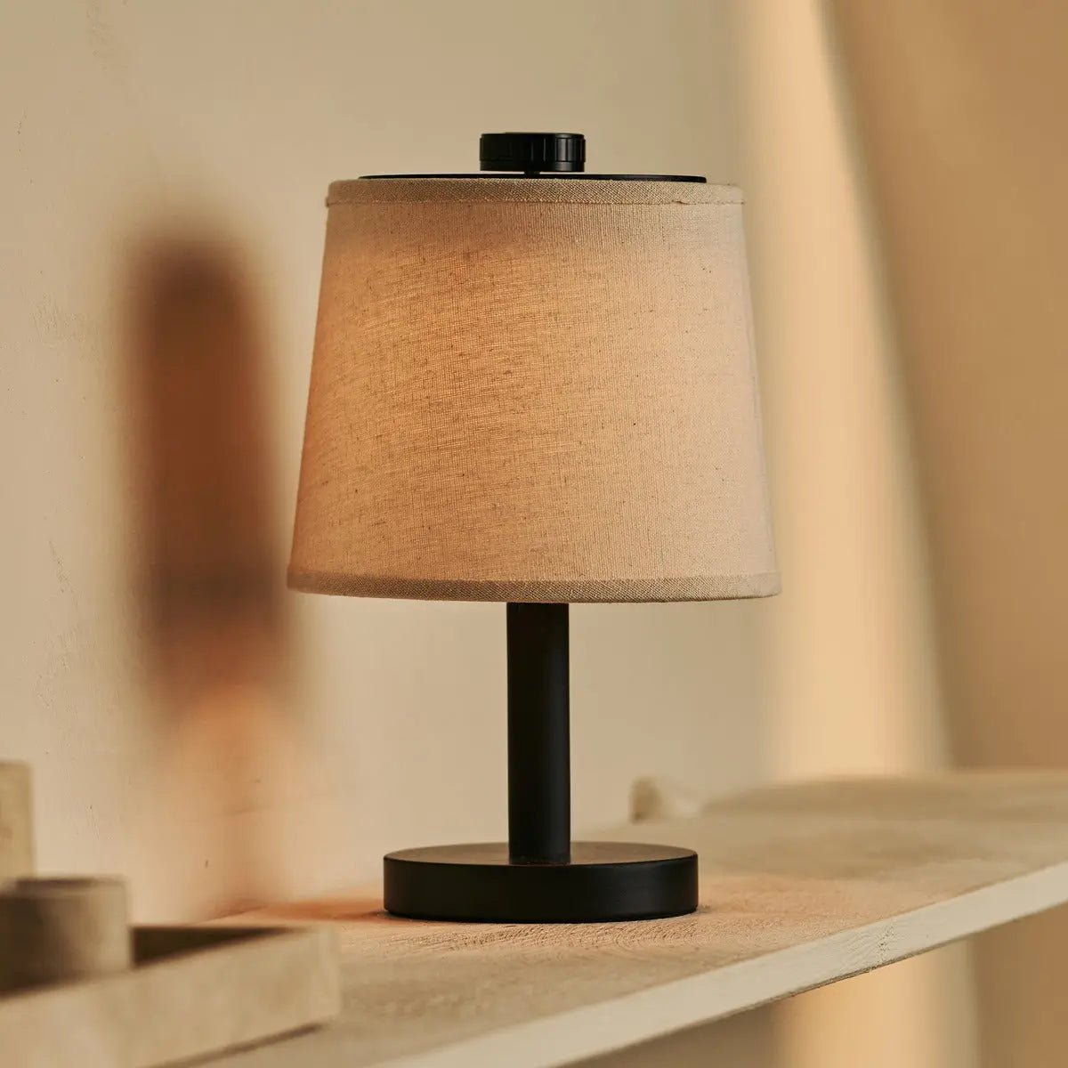 Rover sort genopladelig træ bordlampe