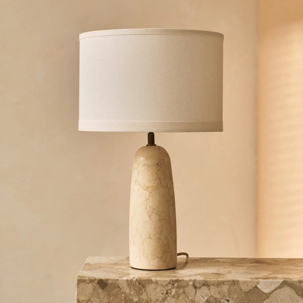 Charlotte marmor bordlampe