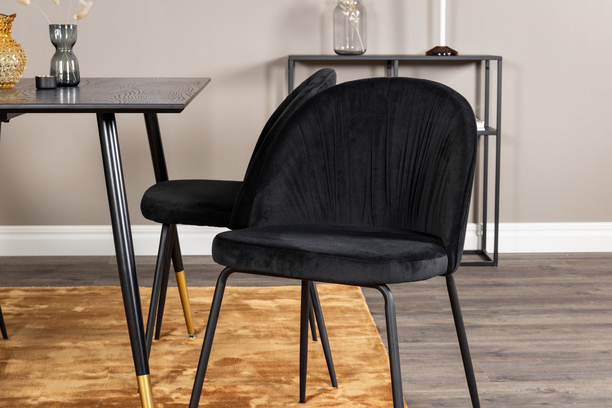 Venture Home Dipp spisebord - 120 cm - Black Veneer - Black Legs w. Brass dipp+Wrinkles Spisebordsstol - Black Legs - Black Velvet_4