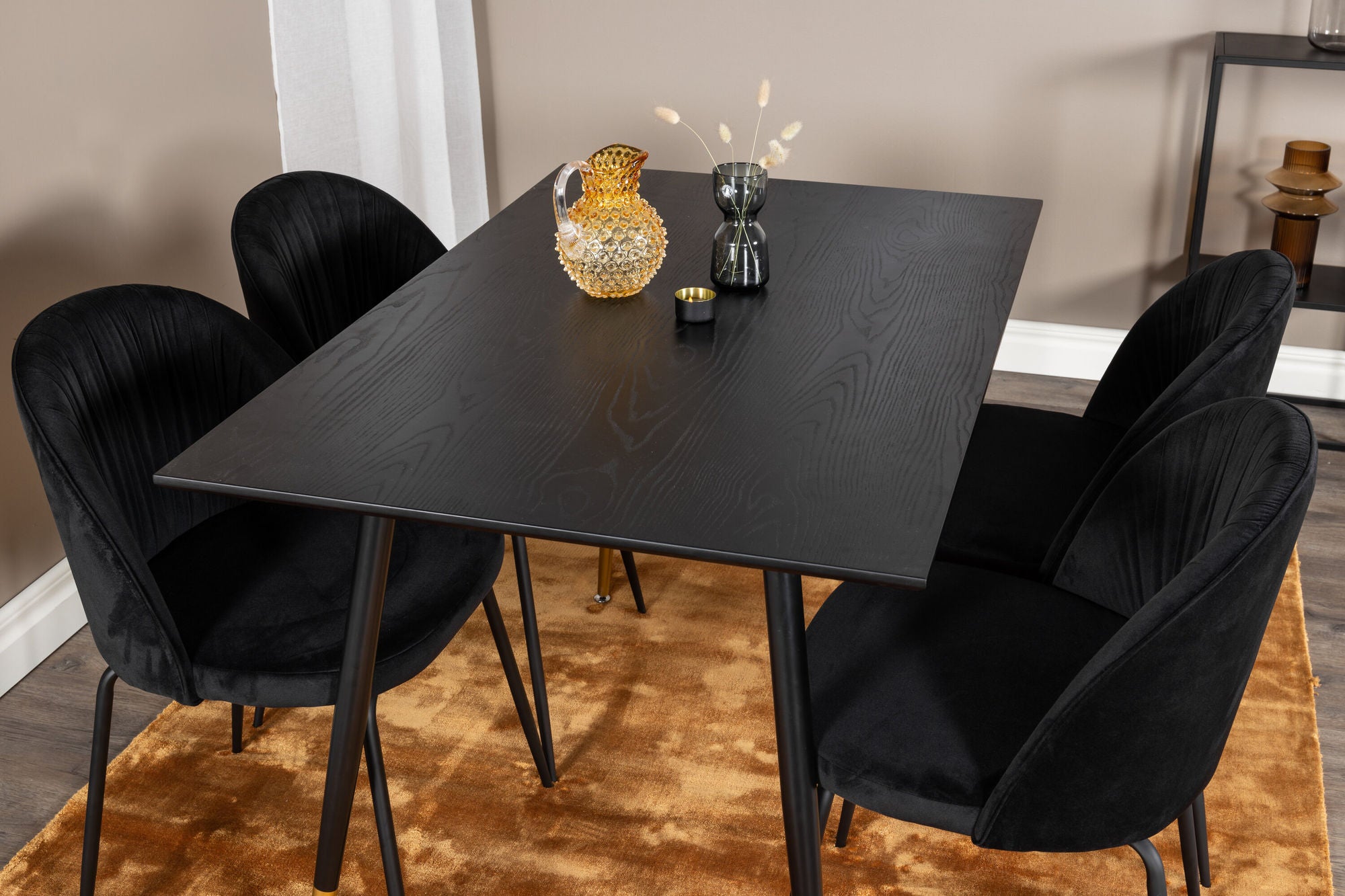 Venture Home Dipp spisebord - 120 cm - Black Veneer - Black Legs w. Brass dipp+Wrinkles Spisebordsstol - Black Legs - Black Velvet_4
