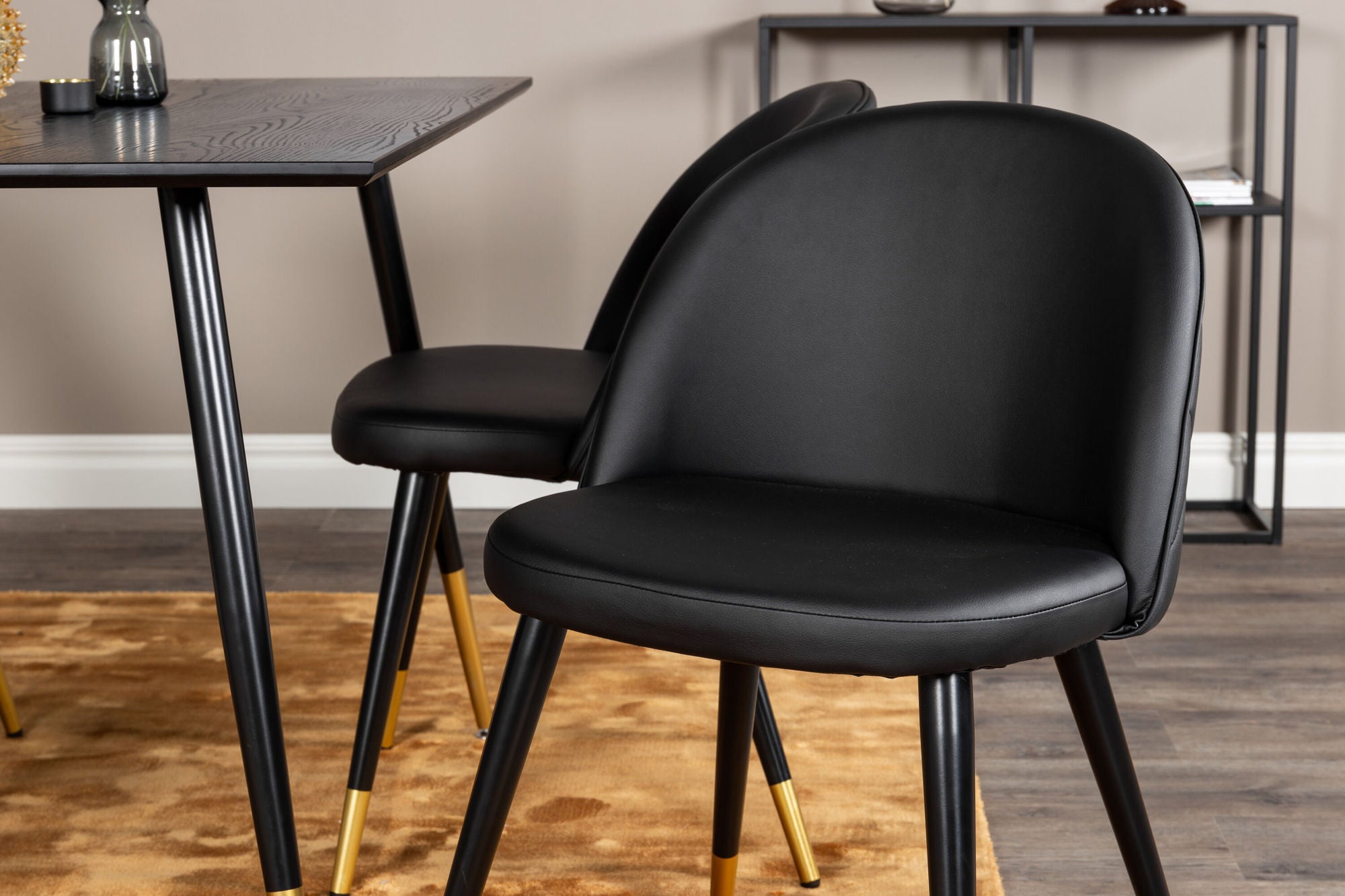 Venture Home Dipp spisebord - 120 cm - Black Veneer - Black Legs w. Brass dipp+Velvet Spisebordsstol w. Stiches - PU - Black / Black_4
