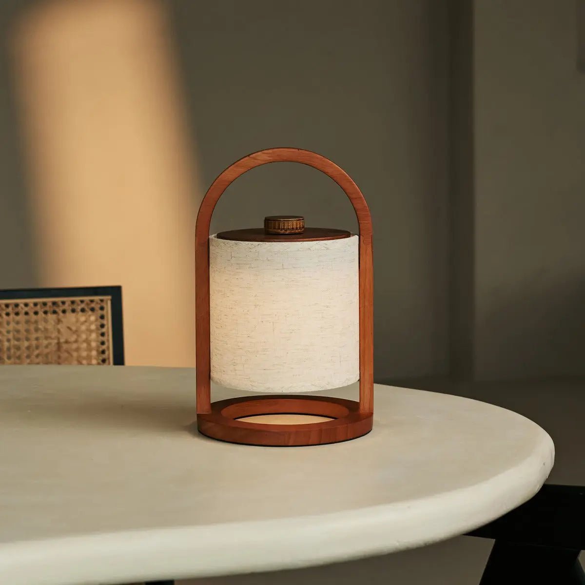 River Chestnut Brown genopladelig træ bordlampe