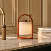 River Chestnut Brown genopladelig træ bordlampe