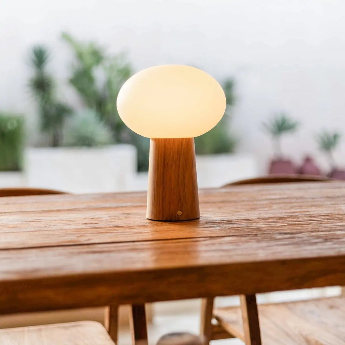 Max lysebrun genopladelig træ bordlampe