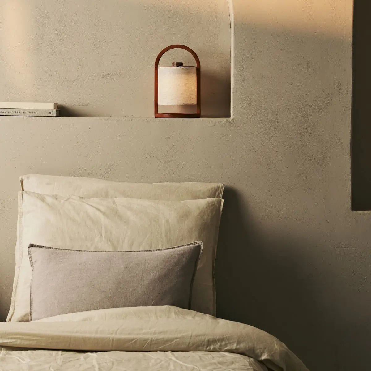 River Chestnut Brown genopladelig træ bordlampe